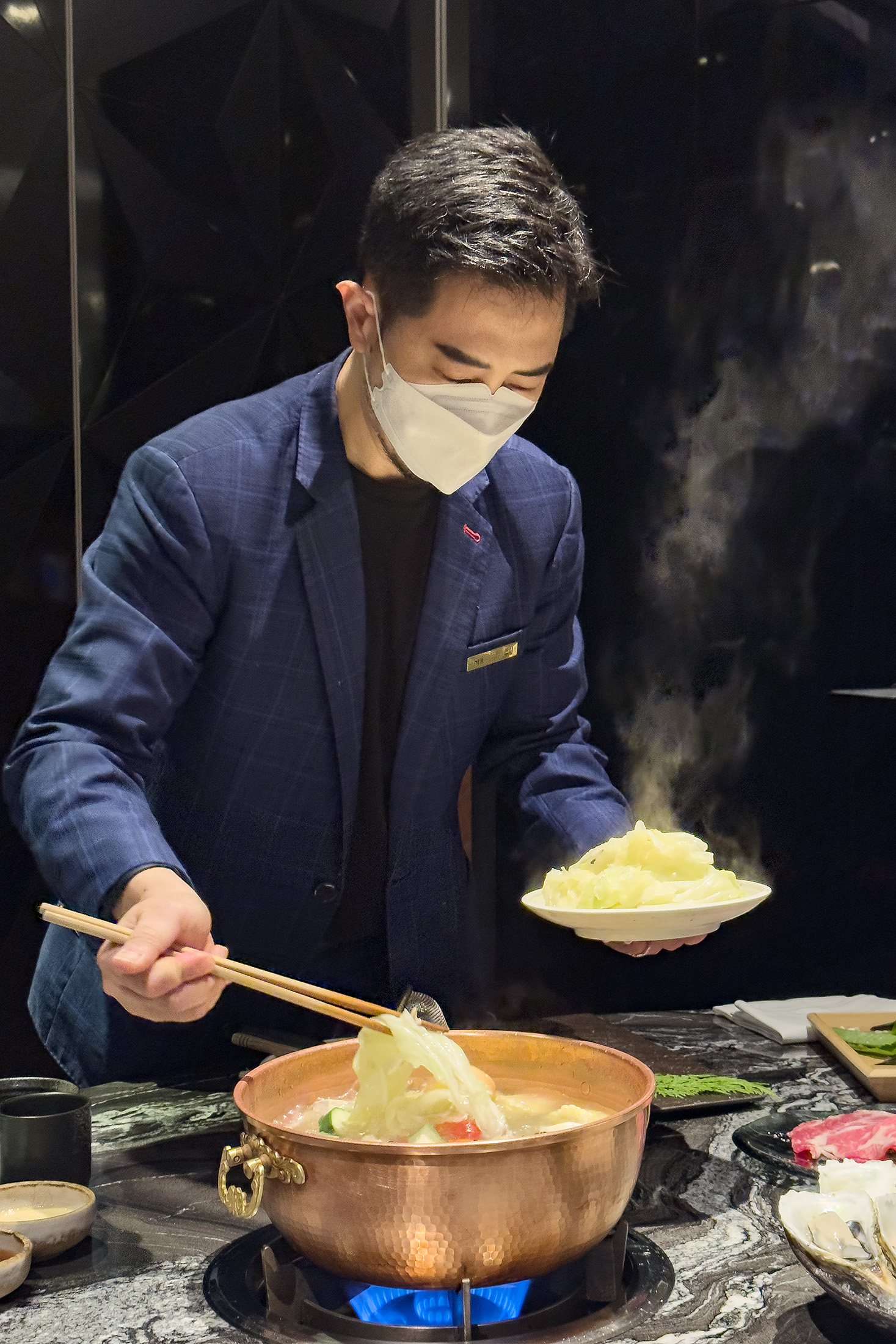 但馬家的高檔食材會由侍食師桌邊涮煮，從火候到時間精準拿捏，將職人精神融入每口食材。