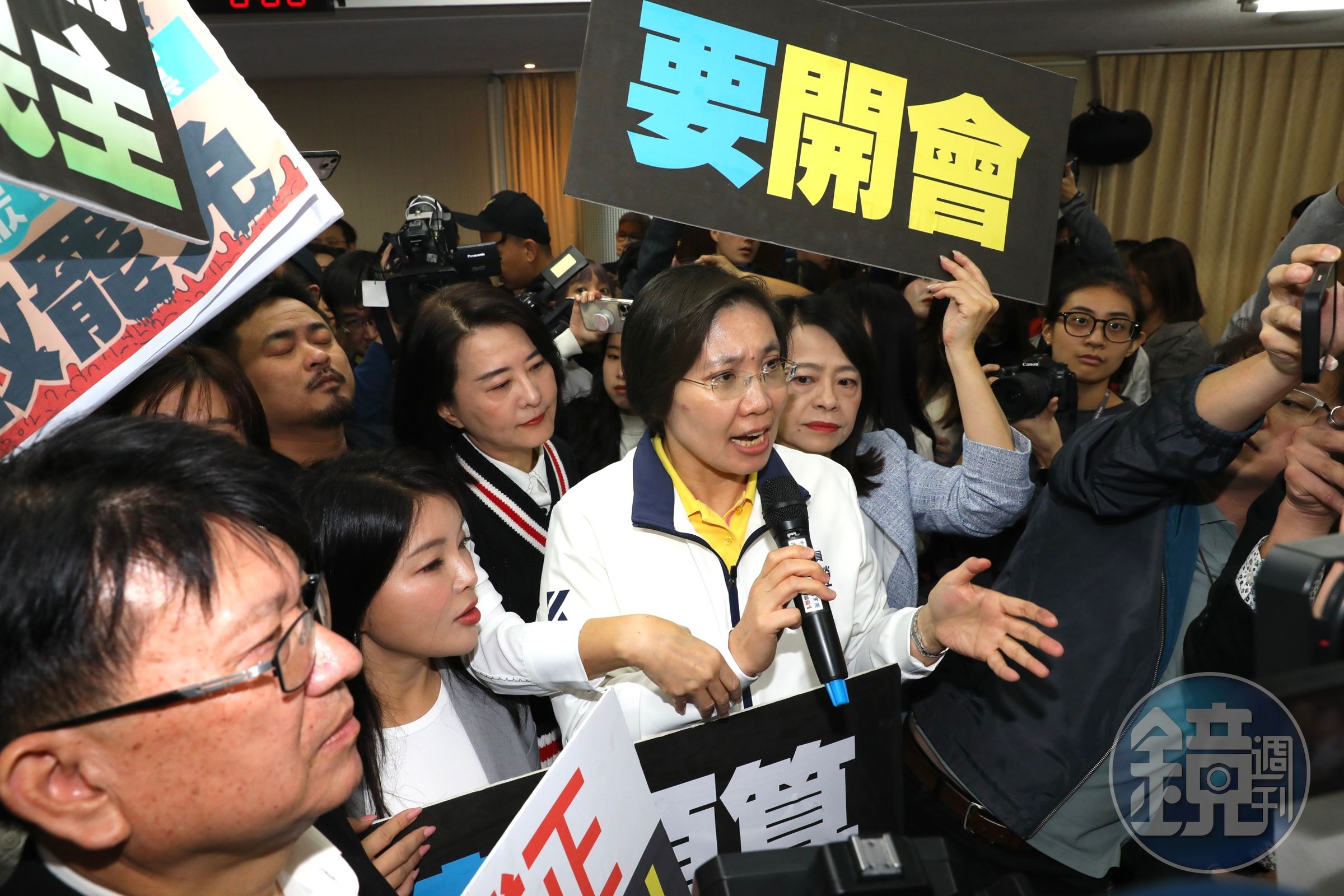 國民黨、民進黨先前均為《選罷法》草案吵翻天，圖為綠委11月20日阻撓徐欣瑩開會。（本刊資料照）