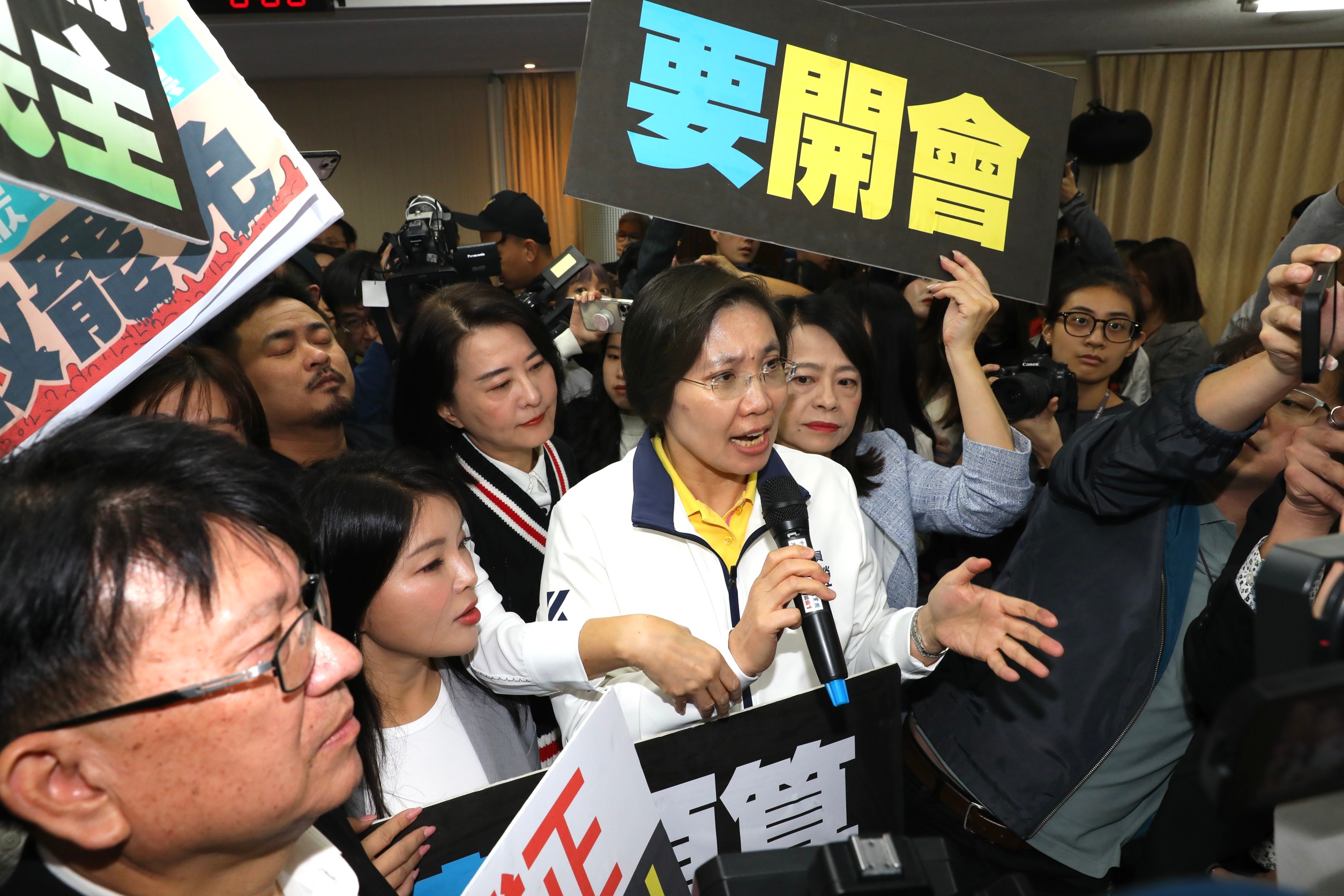 國民黨、民進黨先前均為《選罷法》草案吵翻天，圖為綠委11月20日阻撓徐欣瑩開會。（本刊資料照）