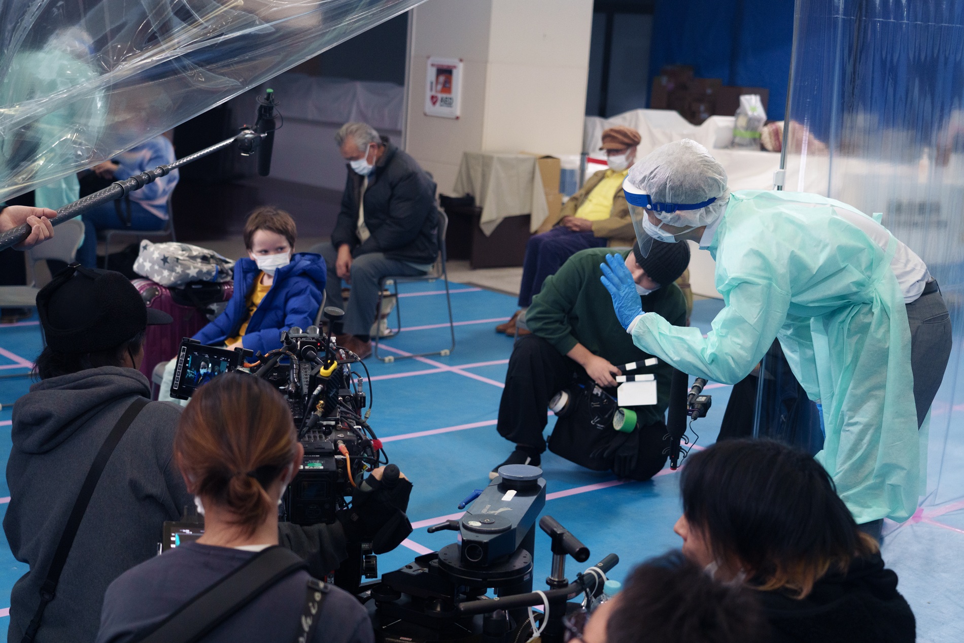  《戰疫前線》中描繪郵輪乘客移動至醫院接受治療的現場，精細場景設計令人感受到當下的緊張氣氛。（天馬行空提供）