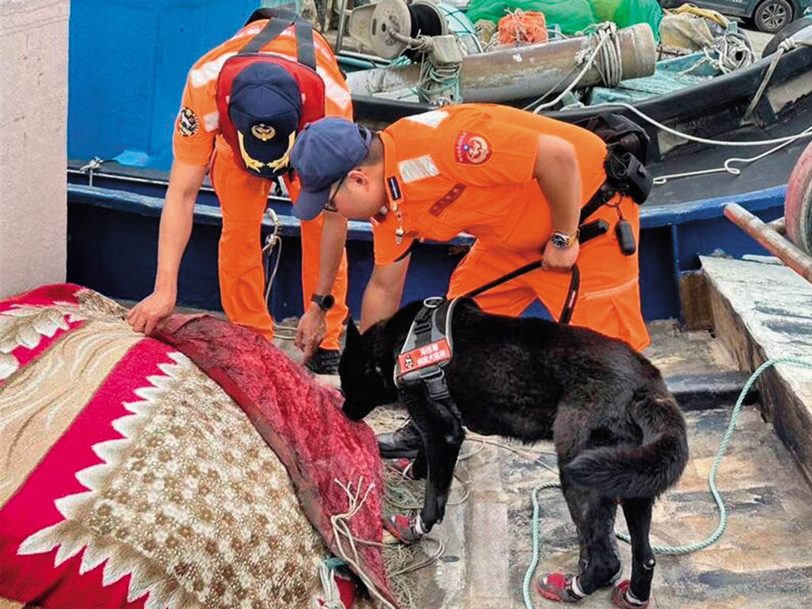 海巡署全台大警戒，持續在沿海各漁港加強稽查，不讓張俊傑趁隙偷渡出境。（海巡署提供）