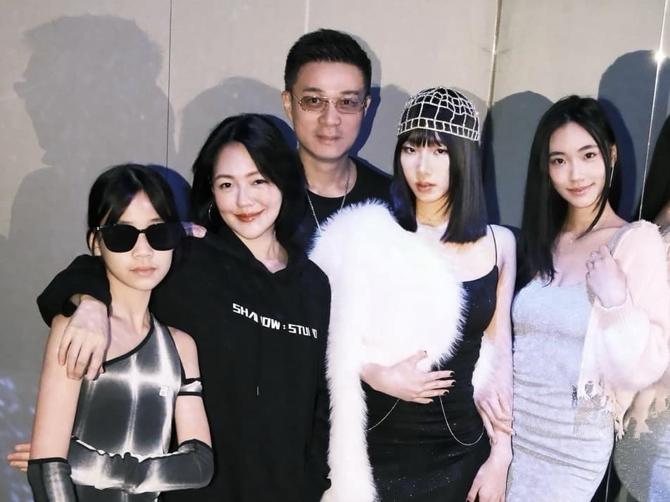 小S大女兒Elly（許曦文）16日迎來18歲生日，全家人為她舉辦生日派對。（翻攝自小S臉書）