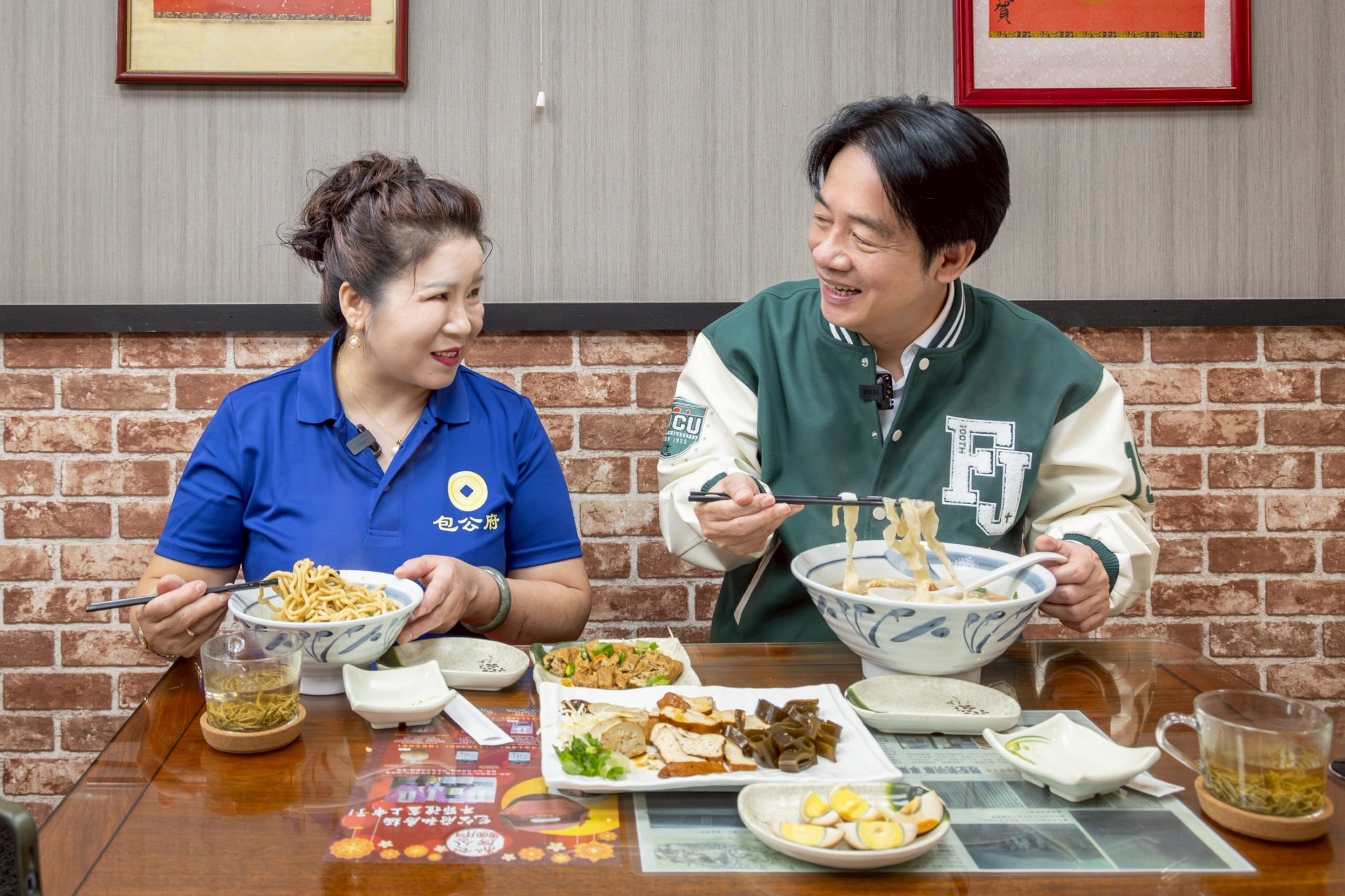 賴清德走訪中配開設的麵店用餐,相談甚歡。(翻攝賴清德臉書)