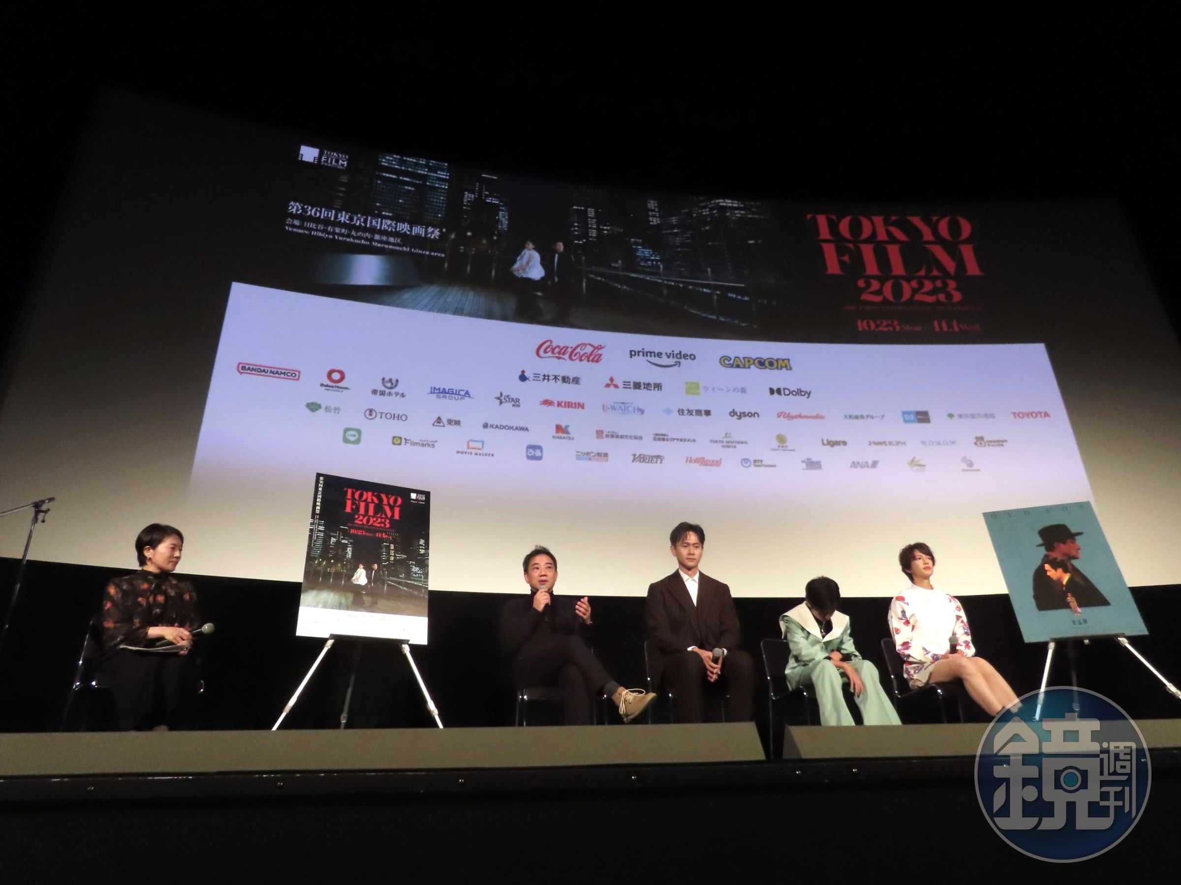 《老狐狸》在靠近東京有樂町的東映戲院播映，導演蕭雅全（左二）與日本影迷分享製作背景。