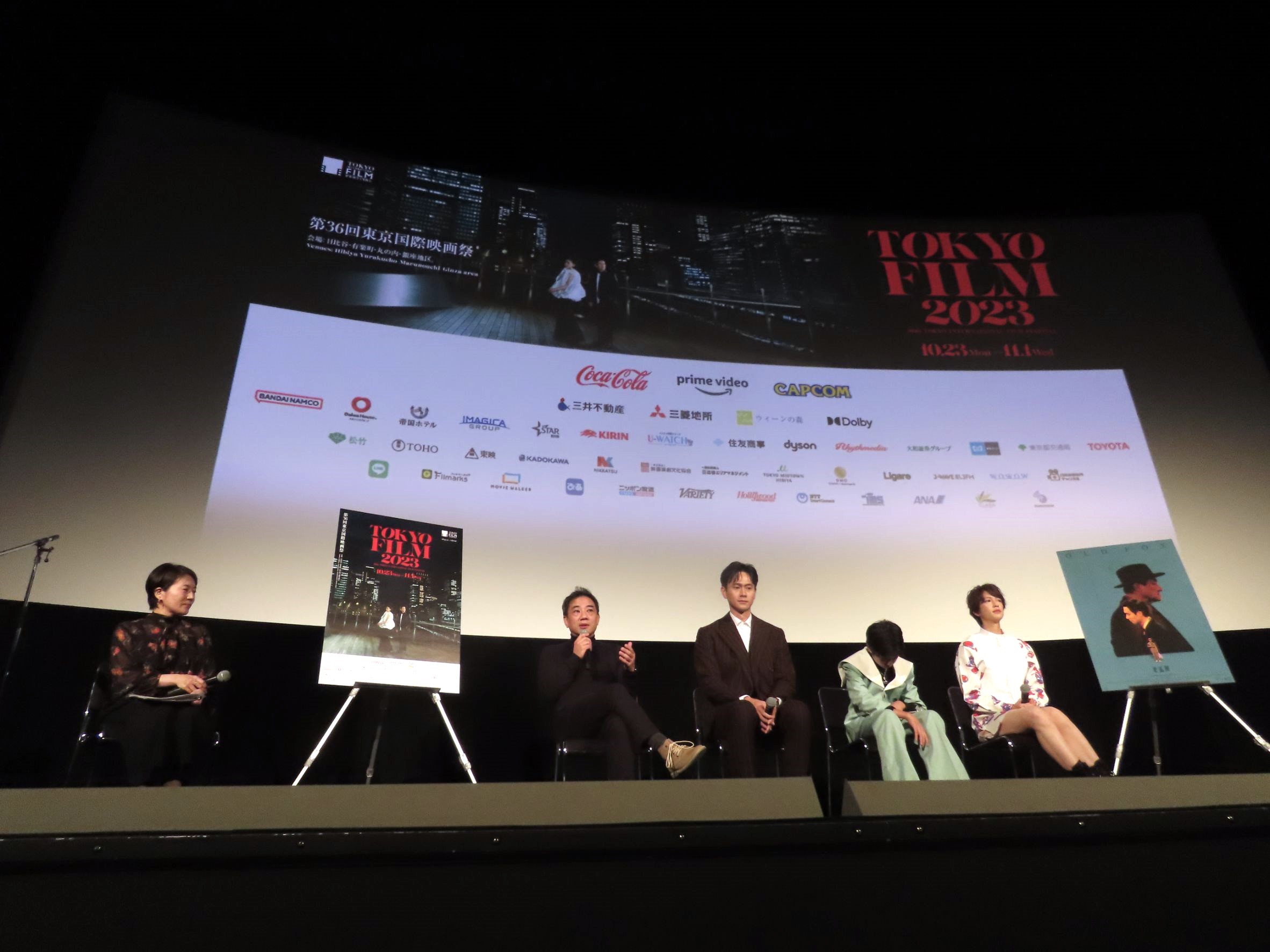 《老狐狸》在靠近東京有樂町的東映戲院播映,導演蕭雅全(左二)與日本影迷分享製作背景。