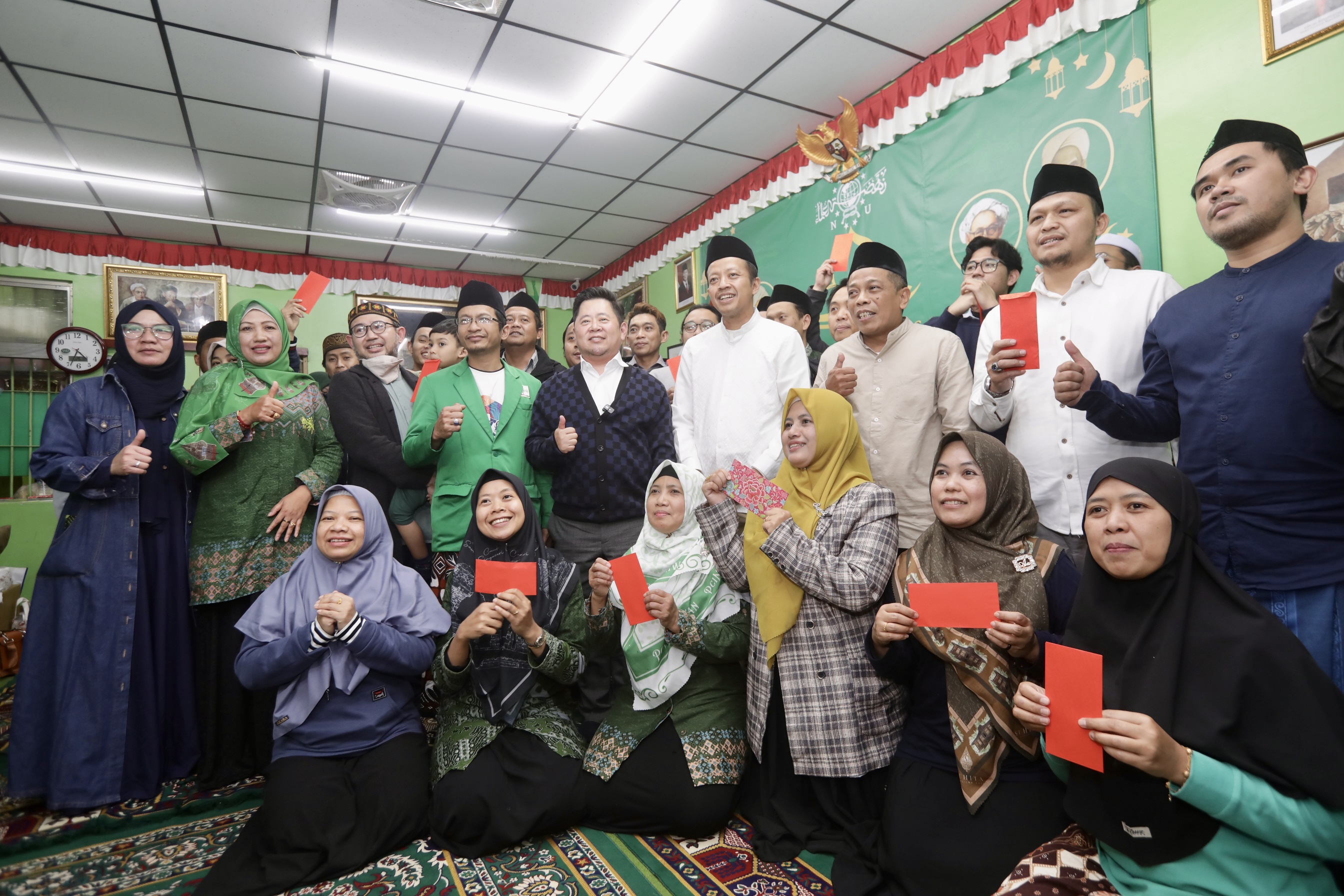 石原慈善基金會創辦人石原智博（第二排左五）到NU台灣分部發放紅包，與印尼移工同歡。（攝影組）