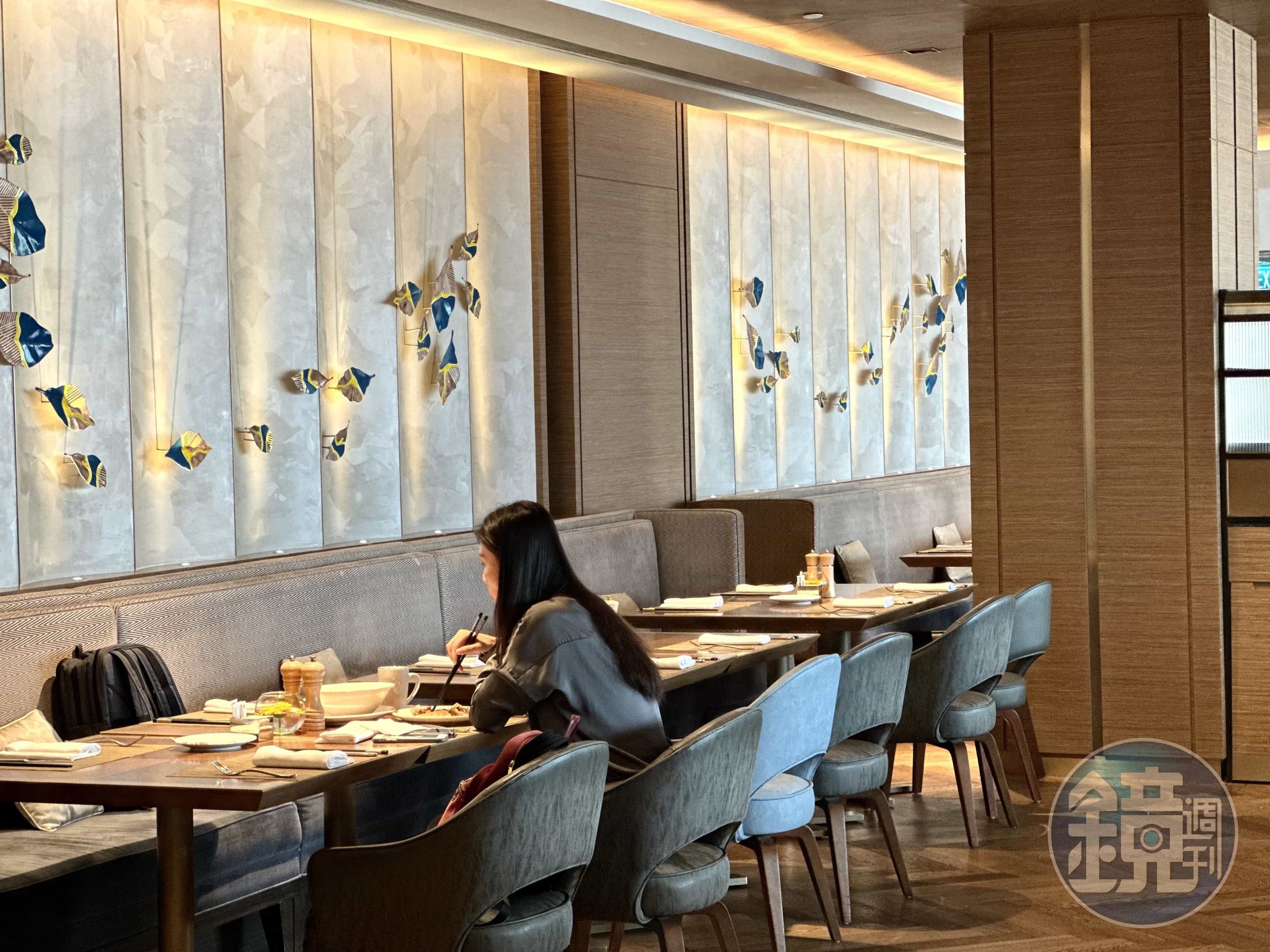 飯店內的「嶼坊」自助餐廳空間寬敞舒適，讓住客能好好放鬆享受餐點。 