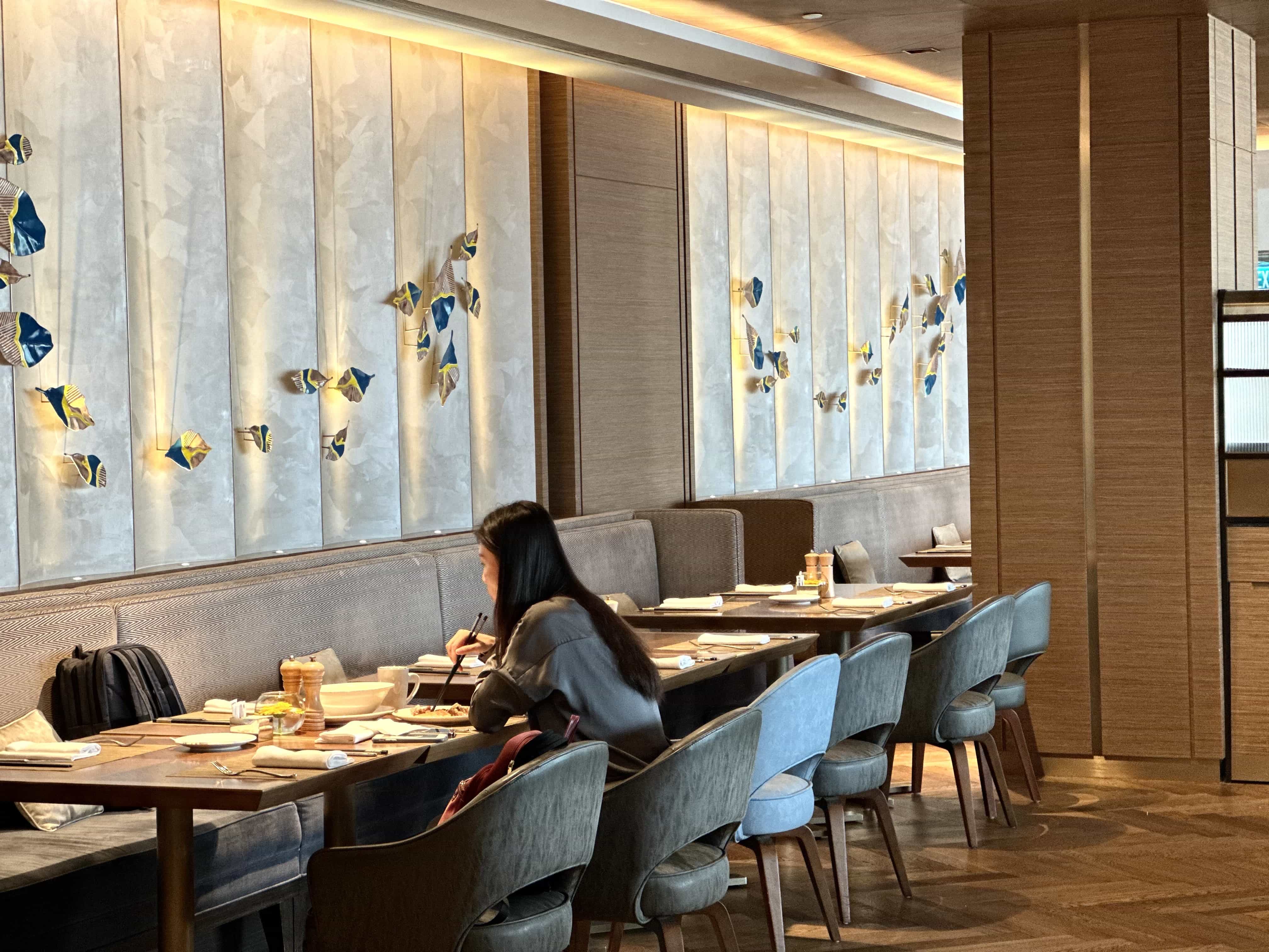 飯店內的「嶼坊」自助餐廳空間寬敞舒適，讓住客能好好放鬆享受餐點。 
