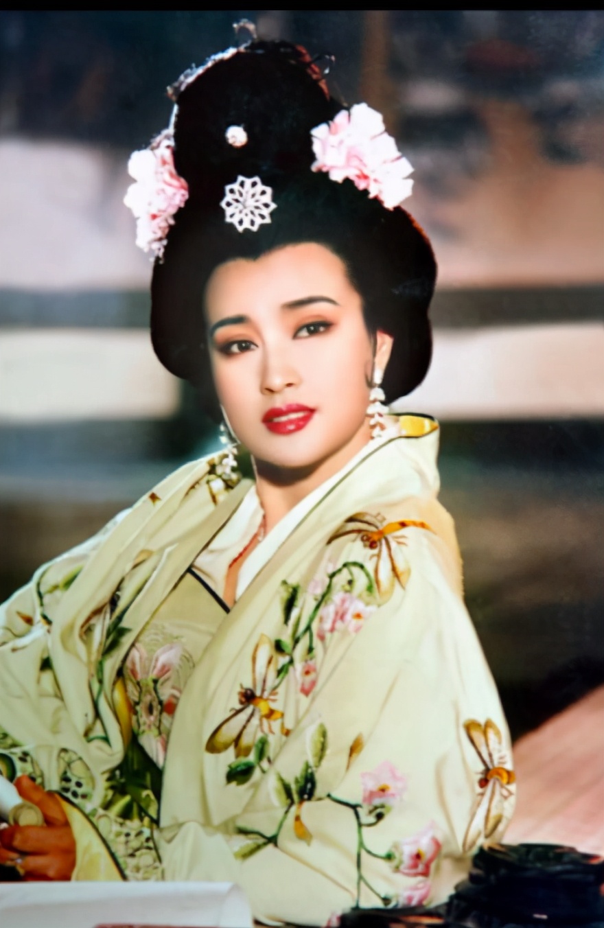 劉曉慶人如其人生角色之一的武則天，身邊男寵不斷，事業也不斷有高光，跌倒又能東山再起。（網路圖片）