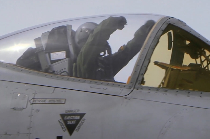 台灣籍2名男子上週六涉嫌闖入駐韓美軍活動中非法拍攝戰鬥機。示意圖（翻攝畫面）