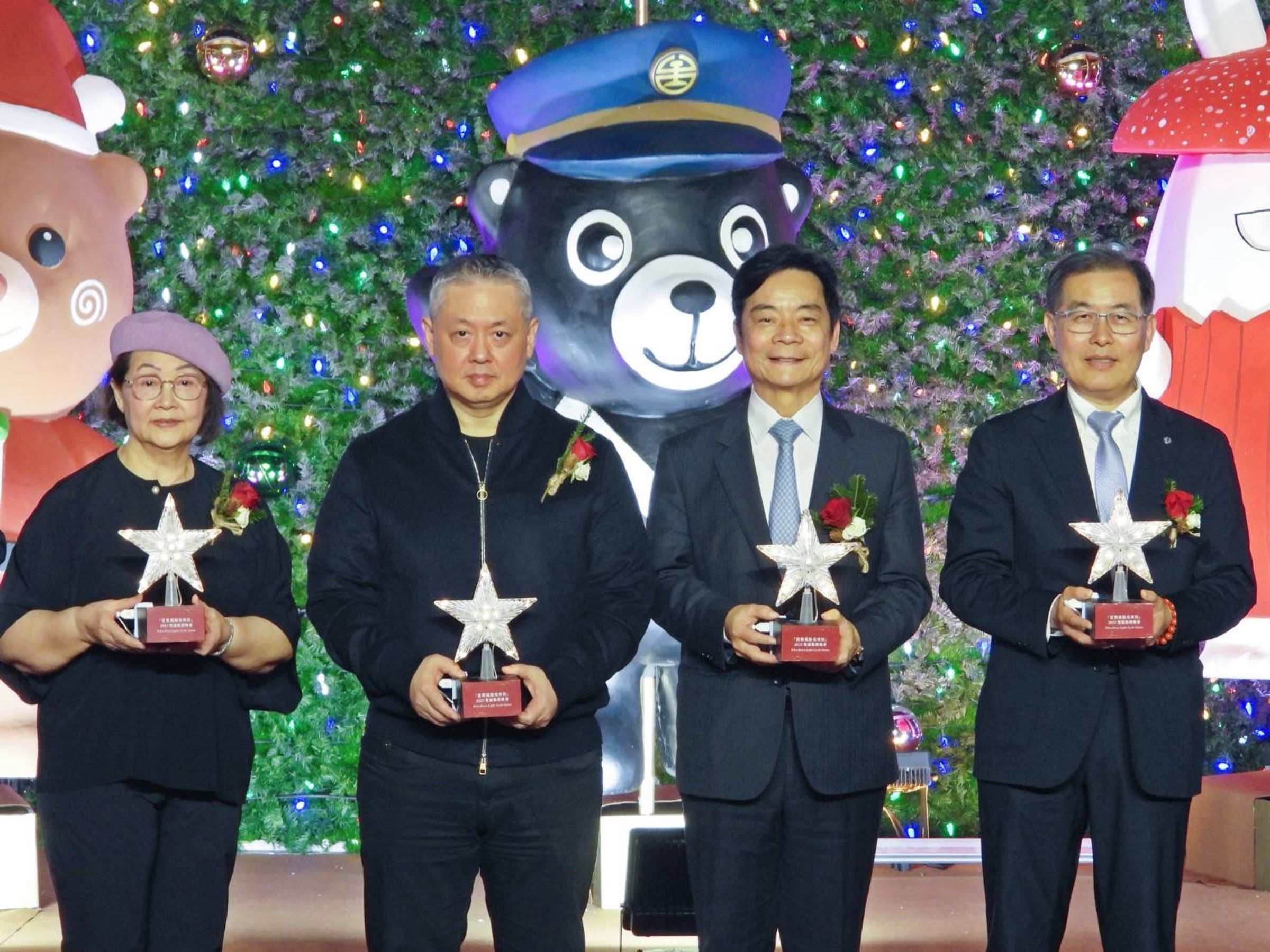 難得出席公開場合的微風集團董事長廖鎮漢（左2），出席北車點燈活動，深化與台鐵20年交情，不言而喻。（台鐵提供）