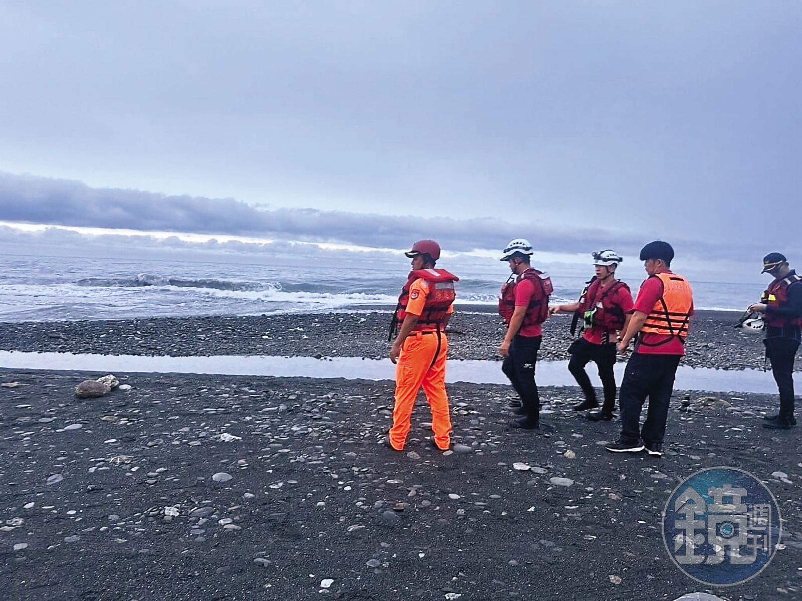 丹娜絲來襲，有民眾前往宜蘭南澳溪出海口岸際捕撈魚苗，慘遭海浪吞噬。（讀者提供）