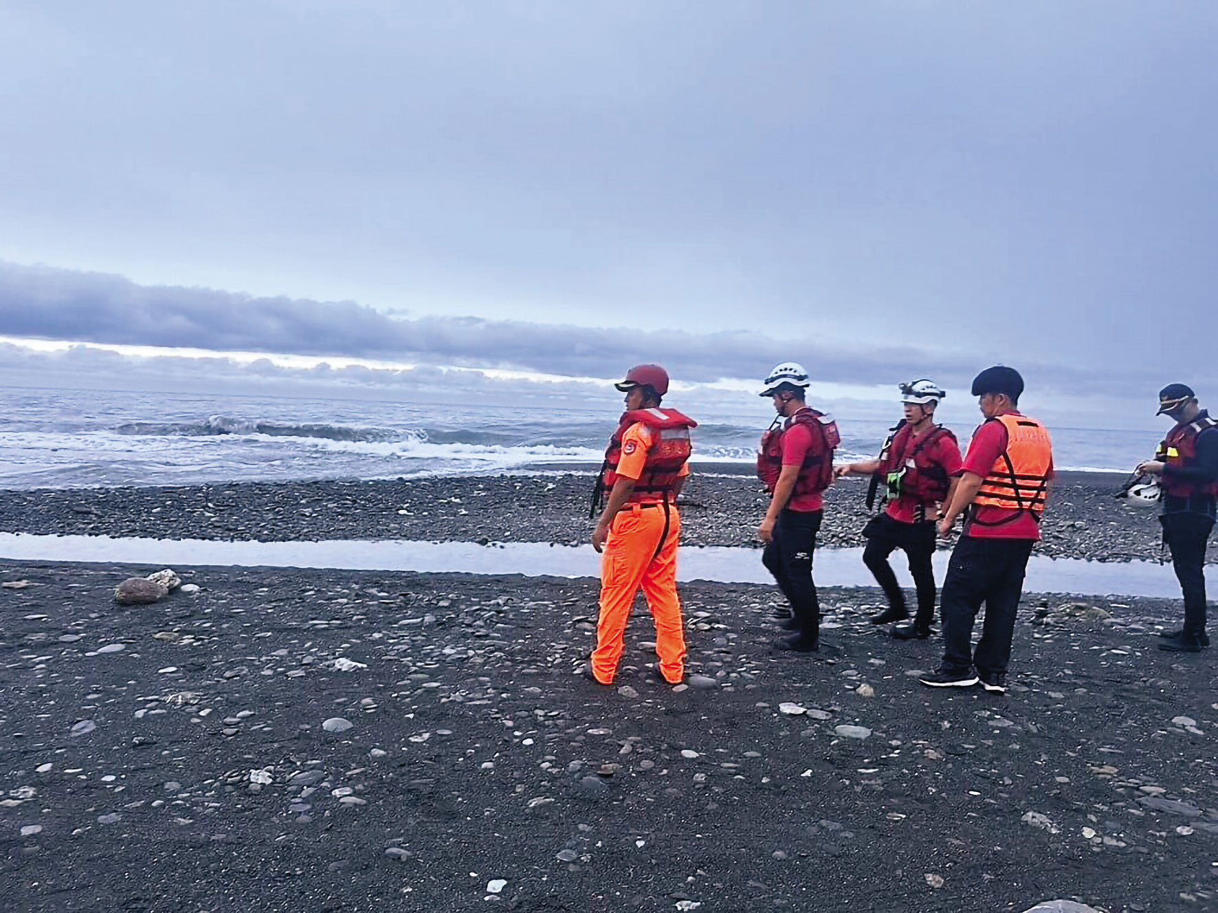 丹娜絲來襲，有民眾前往宜蘭南澳溪出海口岸際捕撈魚苗，慘遭海浪吞噬。（讀者提供）
