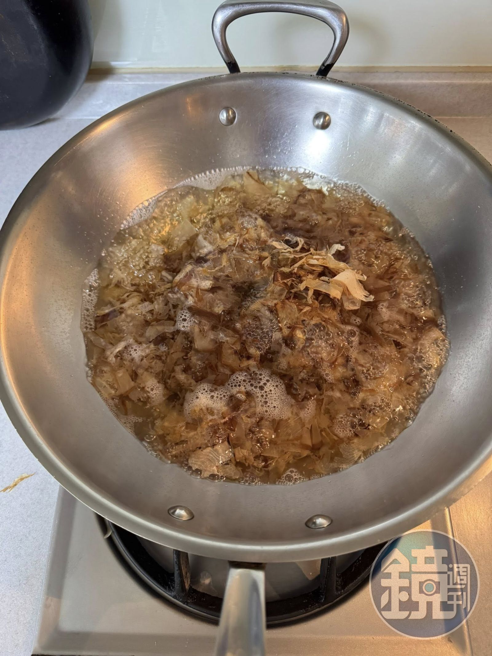 煮柴魚高湯。