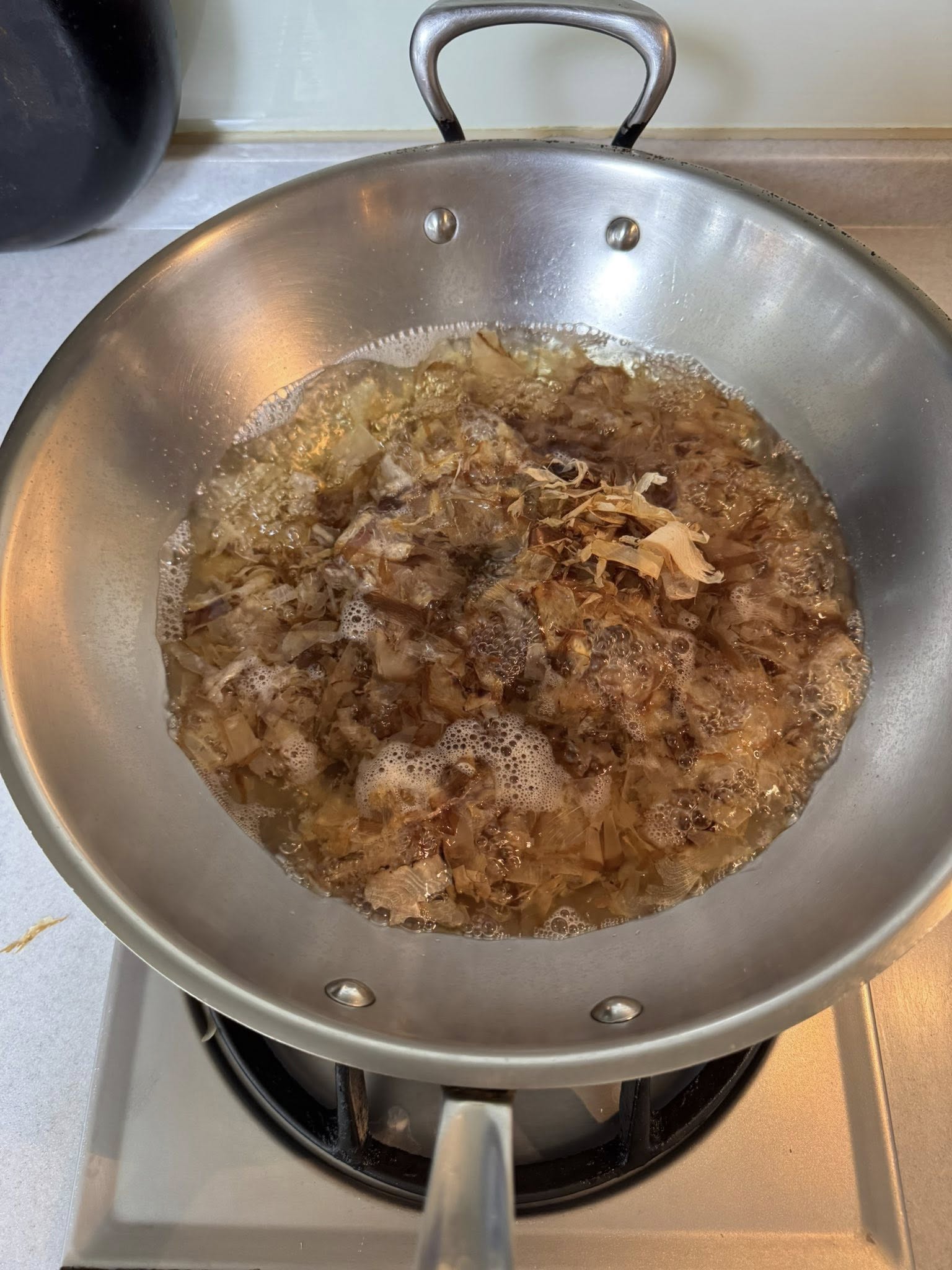 煮柴魚高湯。