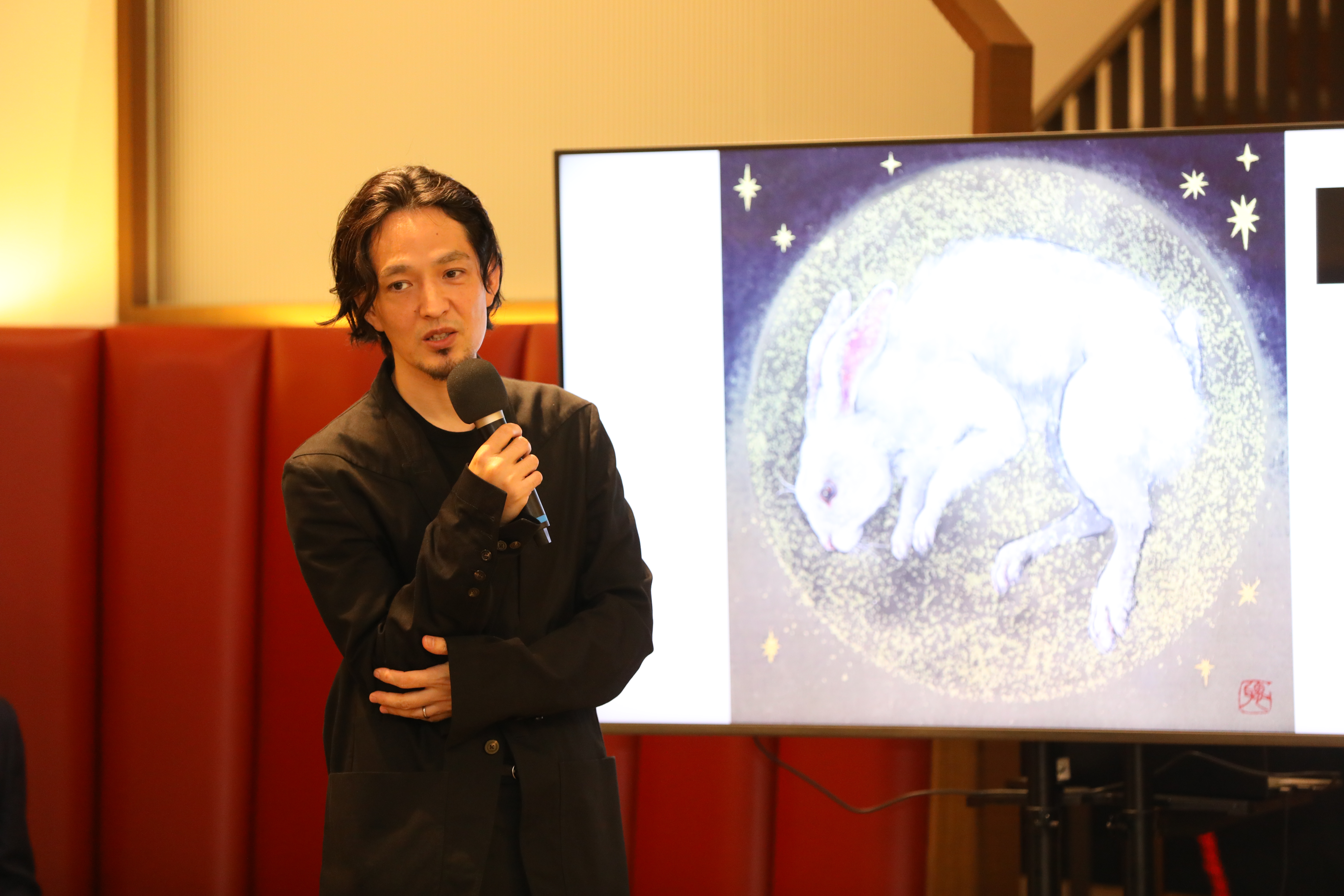 擅長岩繪具及水墨等日本畫傳統技法的新銳藝術家川又聰也專程來台，講述「白兔金月」的創作歷程。