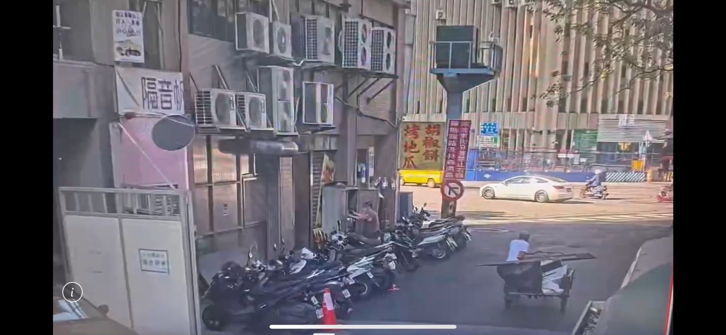 監視器拍下三輪車大叔擅自將被害人放在門口的新鋁窗載走、變賣。（翻攝畫面）