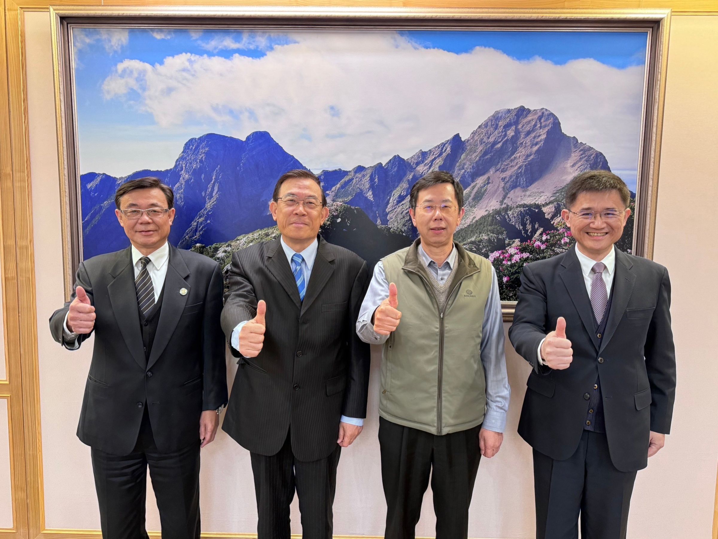 文瀚、黃義村2位副局長,即將榮退,檢察總長邢泰釗特別感謝他們長期奉獻為國服務。(最高檢提供)