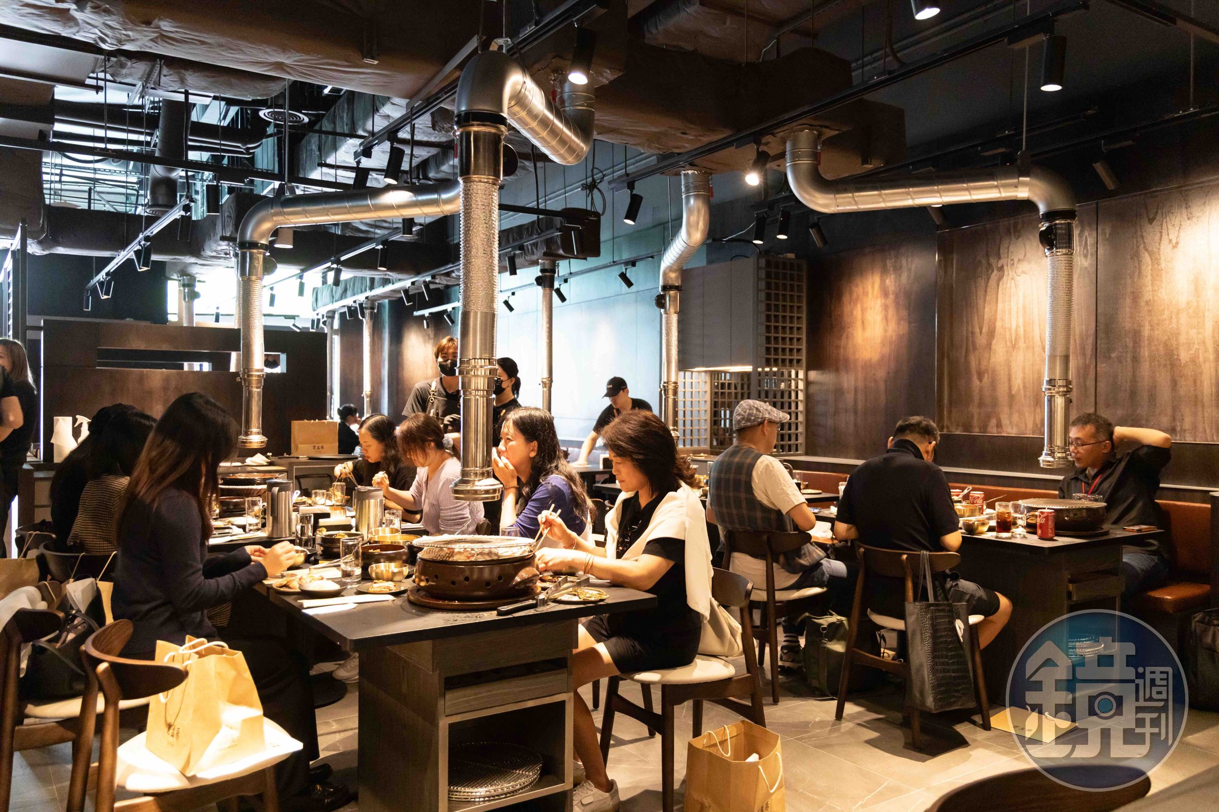 店內共有89席座位,主打炭火燒烤以及專人桌邊代烤服務,用餐完身上烤肉味不會太重。