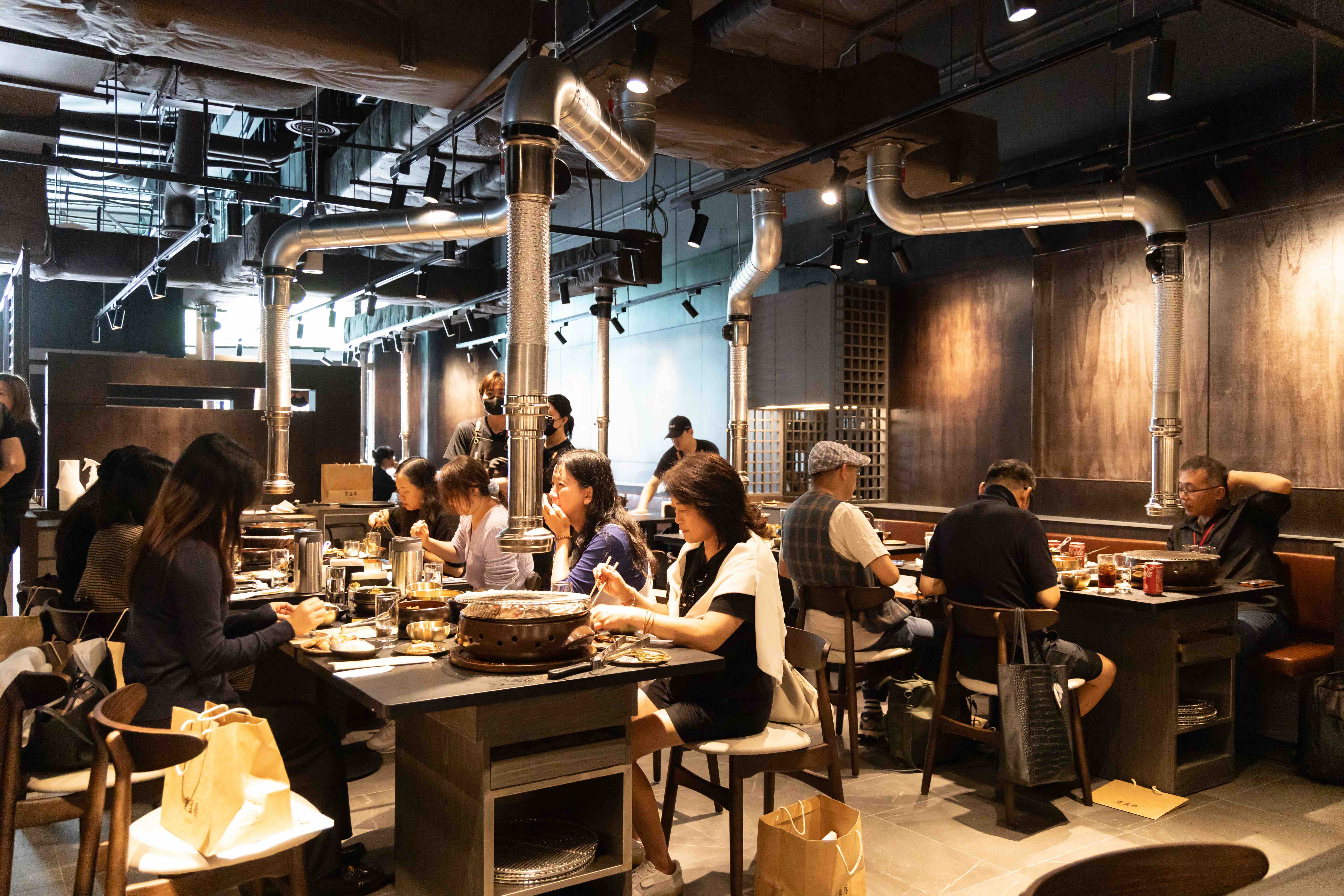 店內共有89席座位，主打炭火燒烤以及專人桌邊代烤服務，用餐完身上烤肉味不會太重。