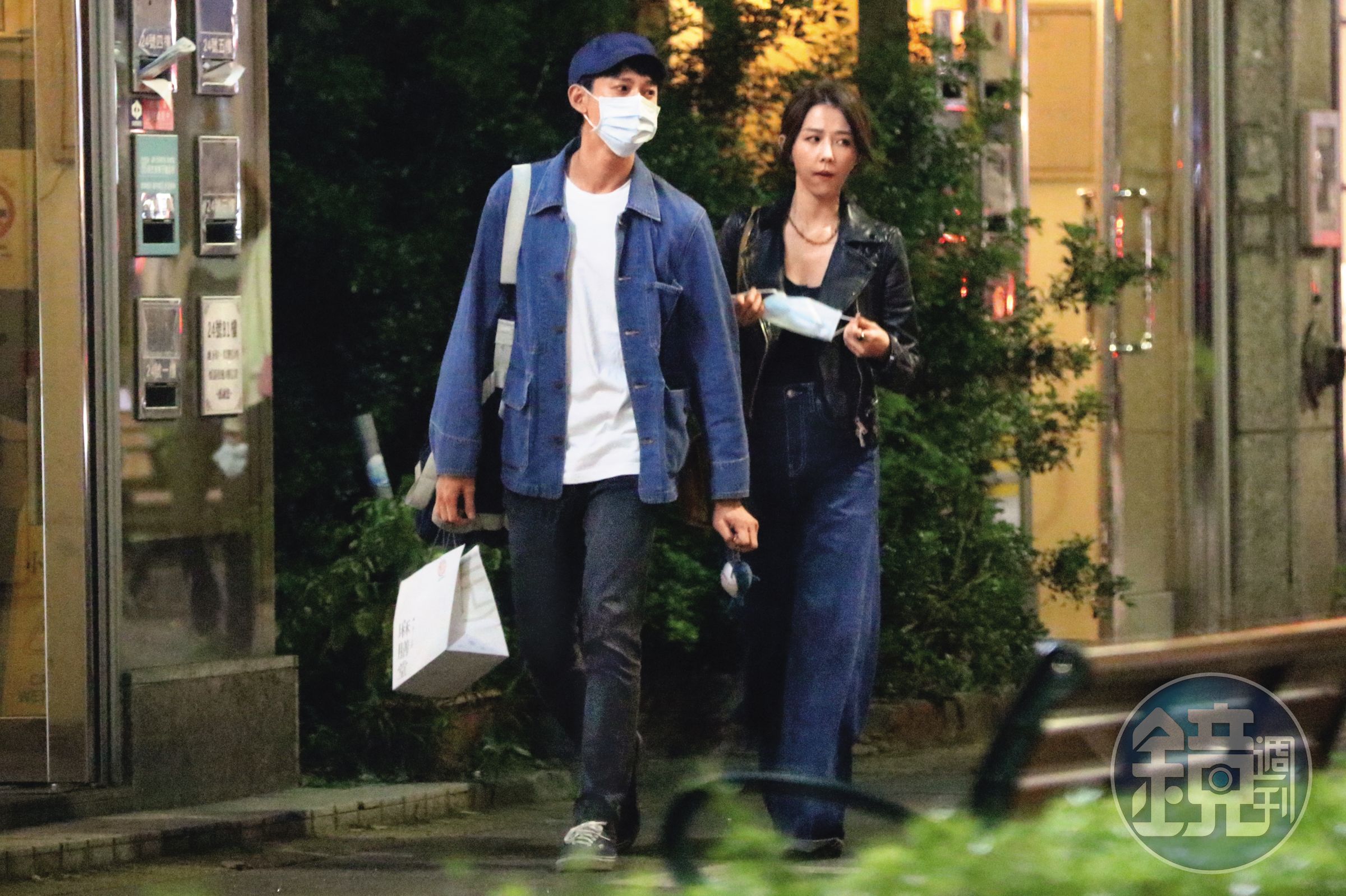 早在2020年10月底,本刊就曾數度直擊邵雨薇(右)與吳慷仁(左)同進出新店新家社區。