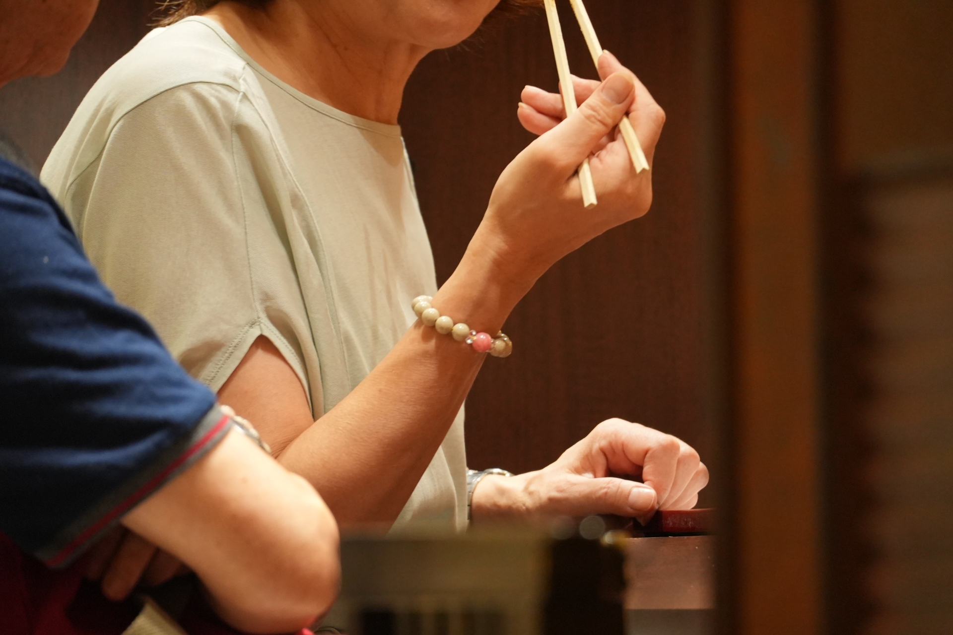 一名女生第一次見男友家長，沒想到準婆婆一開口就表明希望對方未來下班要煮飯。（示意圖，photoAC）