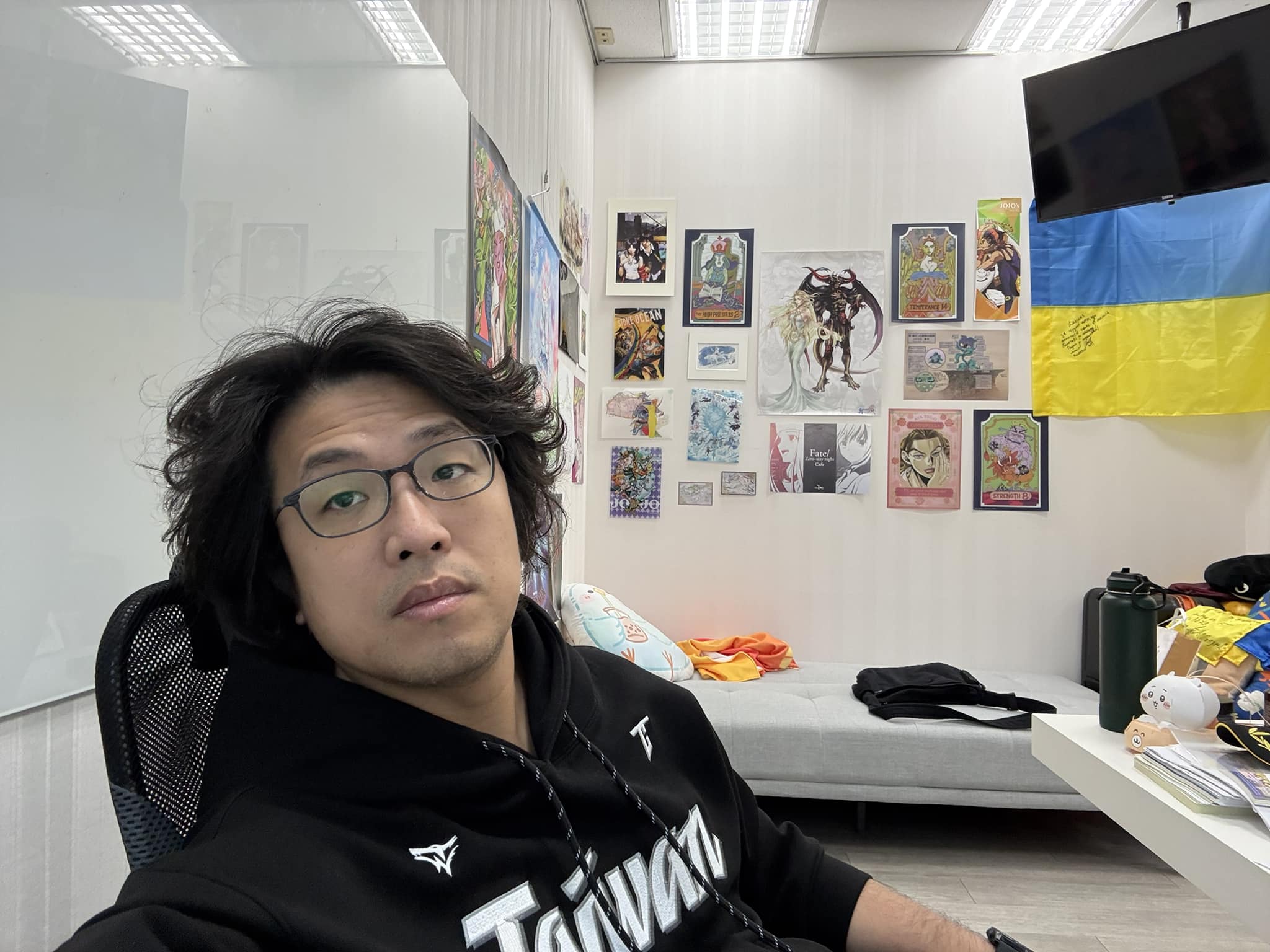 中共官媒近日釋出影片中，重慶市公安局民警指控沈伯洋宣揚台獨，還提到要對沈進行全球追捕。（翻攝沈伯洋臉書）