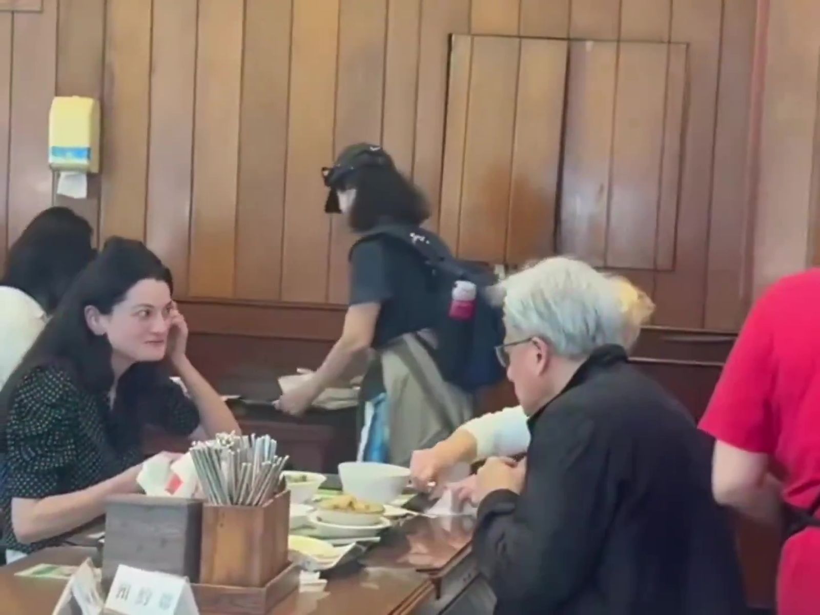 黃仁勳帶妻女到台北吃肉粽,女兒黃敏珊跟爸媽有說有笑。(翻攝X@RealNickMugalli)