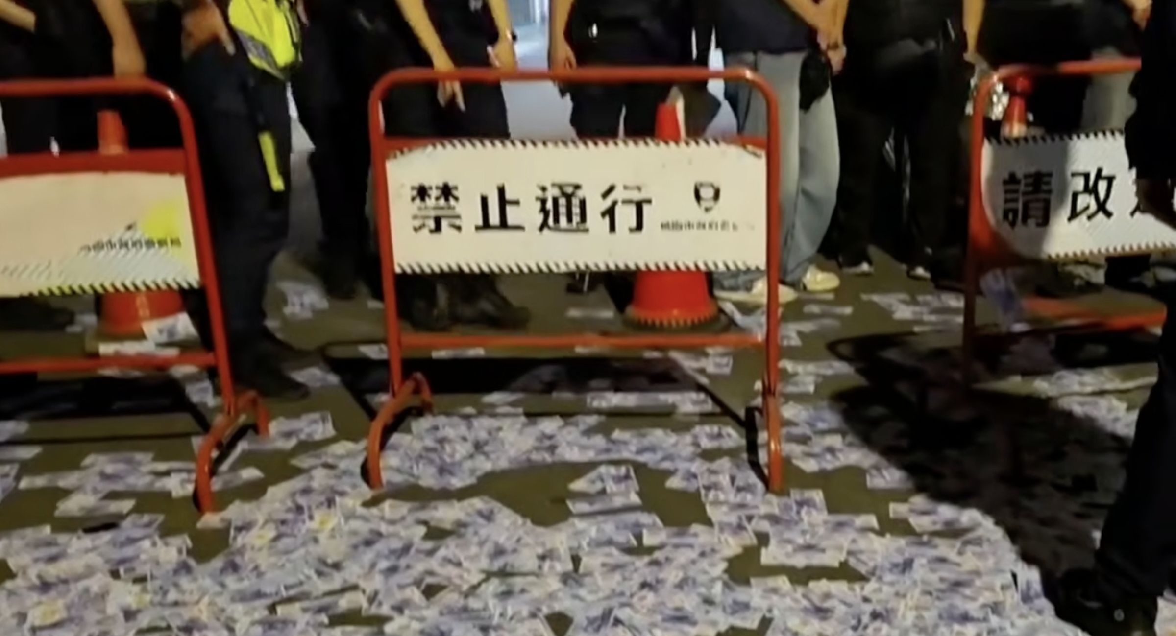 28歲于姓女子號召群眾包圍中壢武和宮,在現場灑假鈔、出動轎班抗議,遭檢方拘提到案。(鏡新聞)