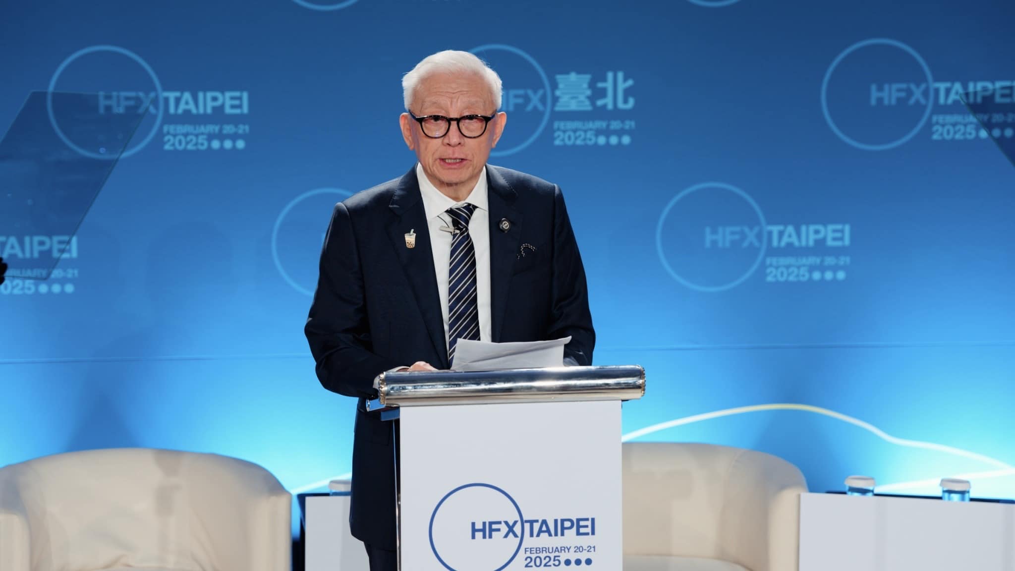 曹興誠邀徐巧芯面對面辯論，徐巧芯接下戰帖。（翻攝自臉書曹興誠 八不居士）