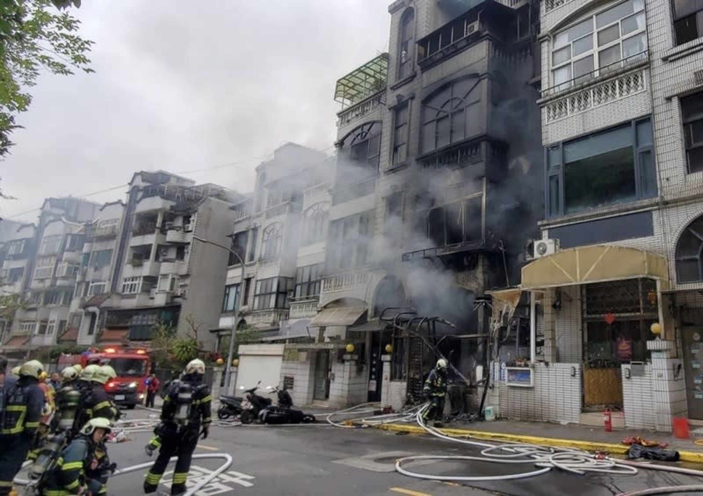 本月11日上午,內湖一棟民宅發生火警,所幸受困3樓的一對母子最終平安獲救。(翻攝畫面)