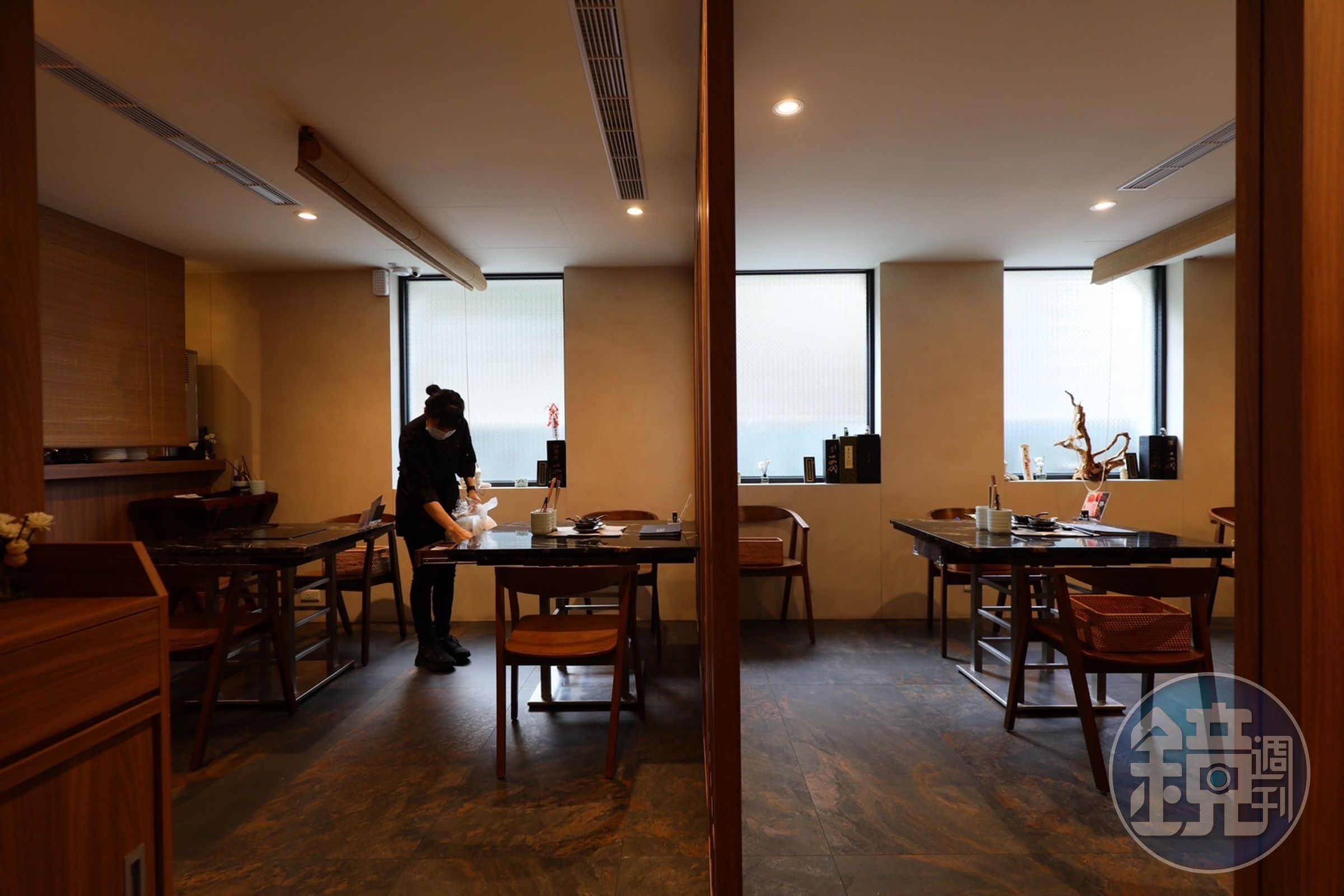 店內即使非包廂區的座位，也有適當的區間，不僅為客人保留隱私感，也十分舒適。