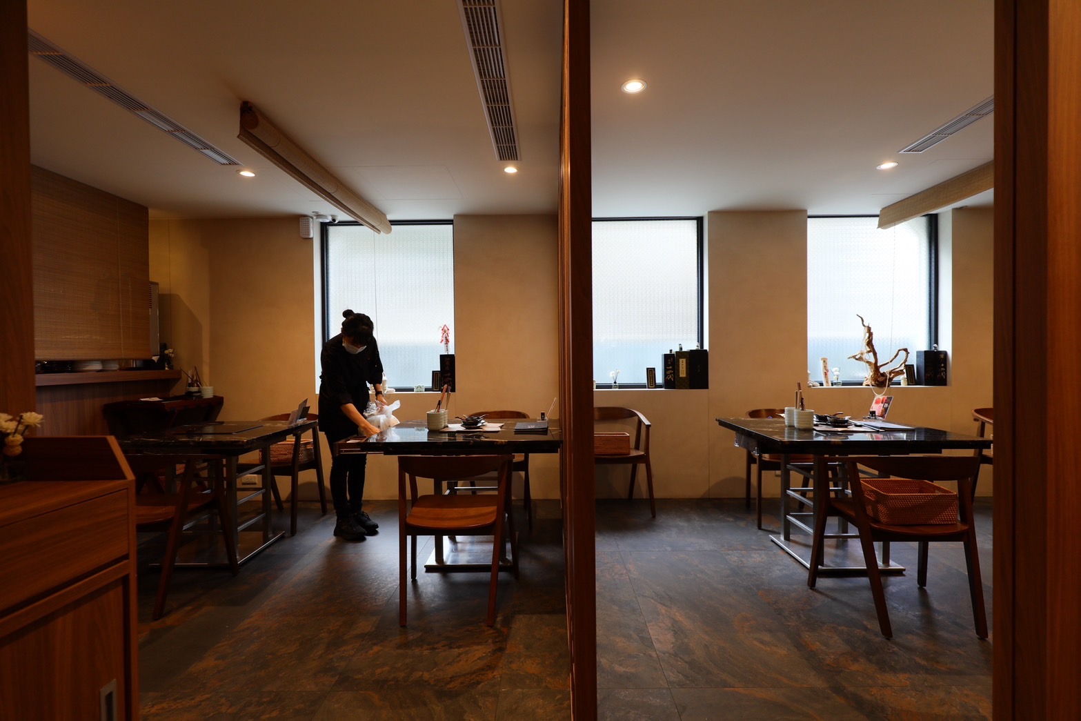 店內即使非包廂區的座位，也有適當的區間，不僅為客人保留隱私感，也十分舒適。