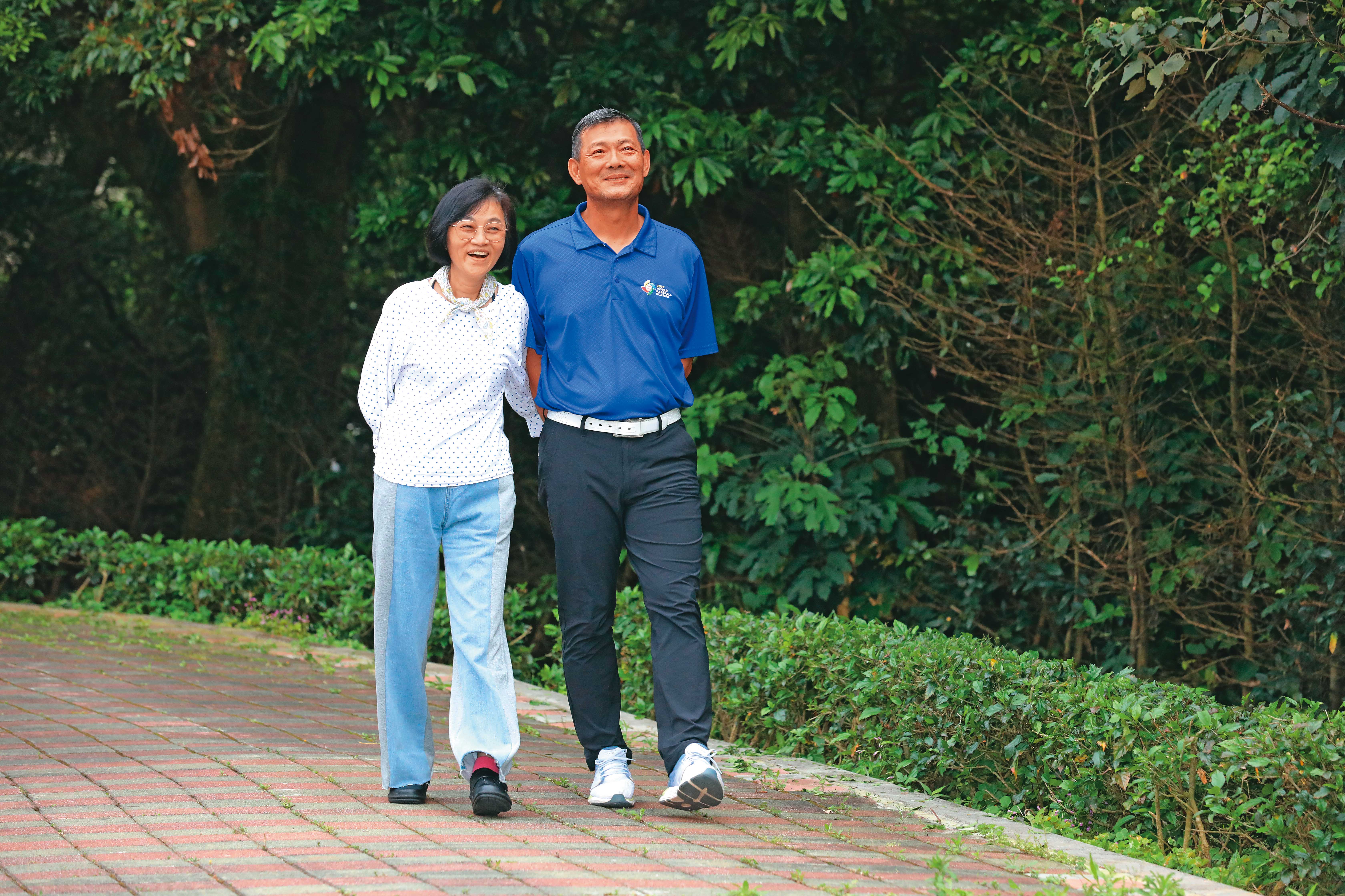 由於裁判需長時間出差，無法兼顧家庭，家裡大小事蘇建文（右）都相當仰賴太太盧憶晴（左）。