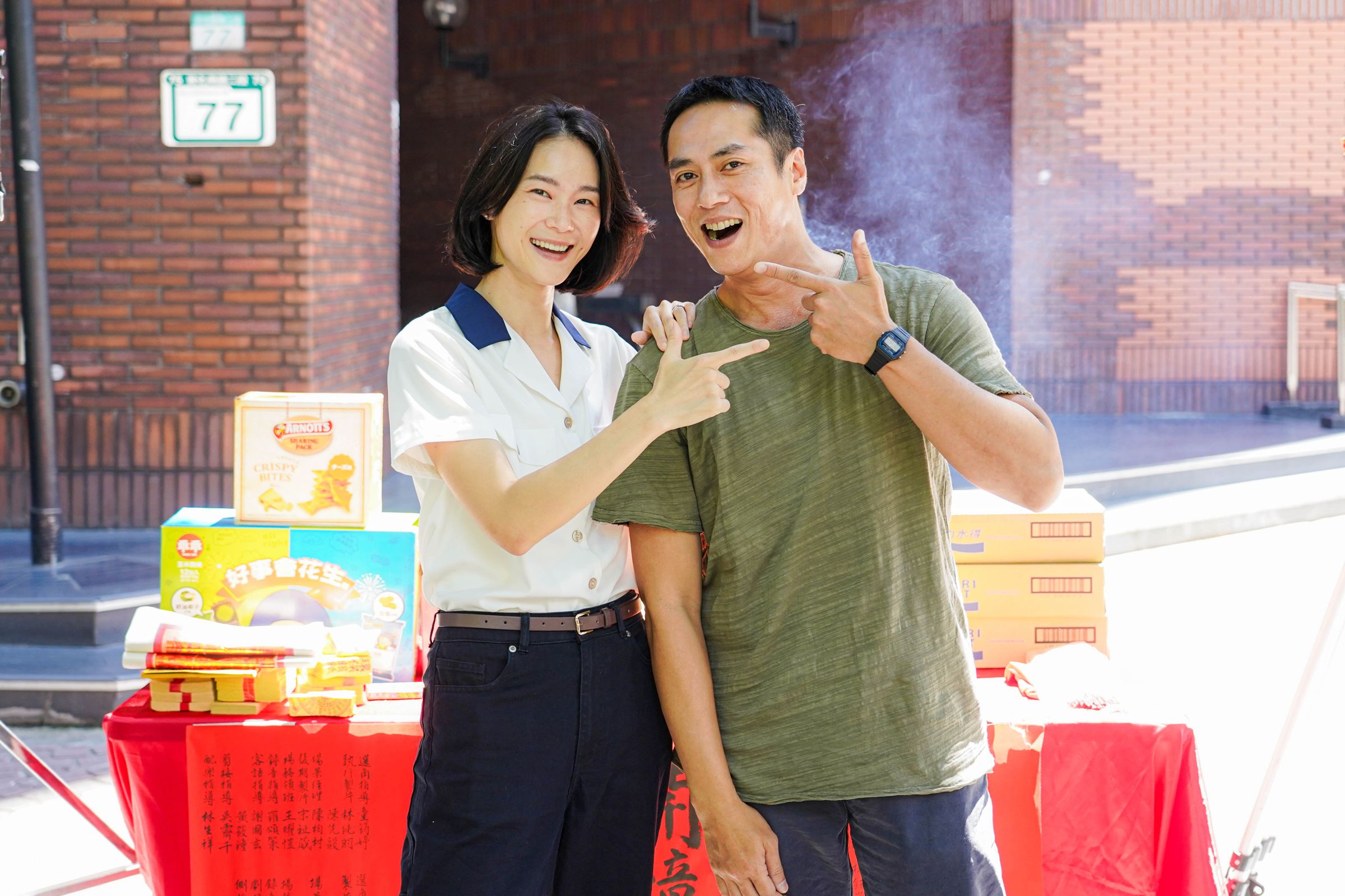 鍾瑶在劇中飾演工地主任，而莊凱勛飾演工地頭頭。（客家電視提供）
