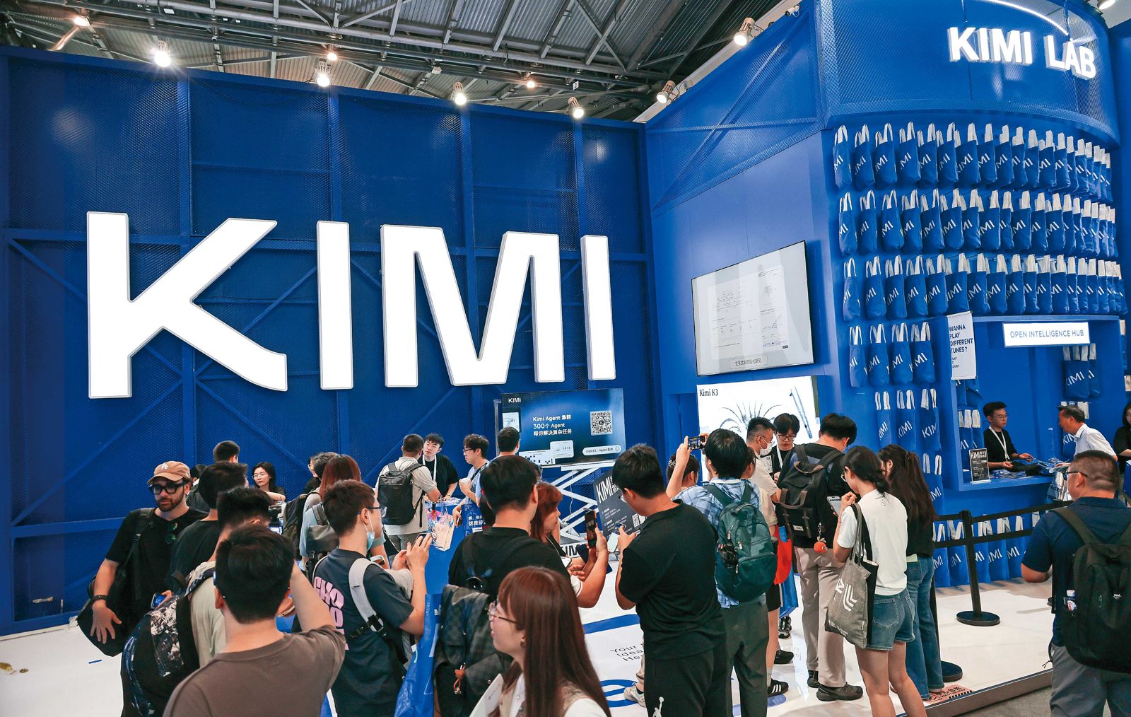 中國AI新創公司月之暗面開發出KIMI,宣稱能大幅縮短晶片開發時間。(東方IC)