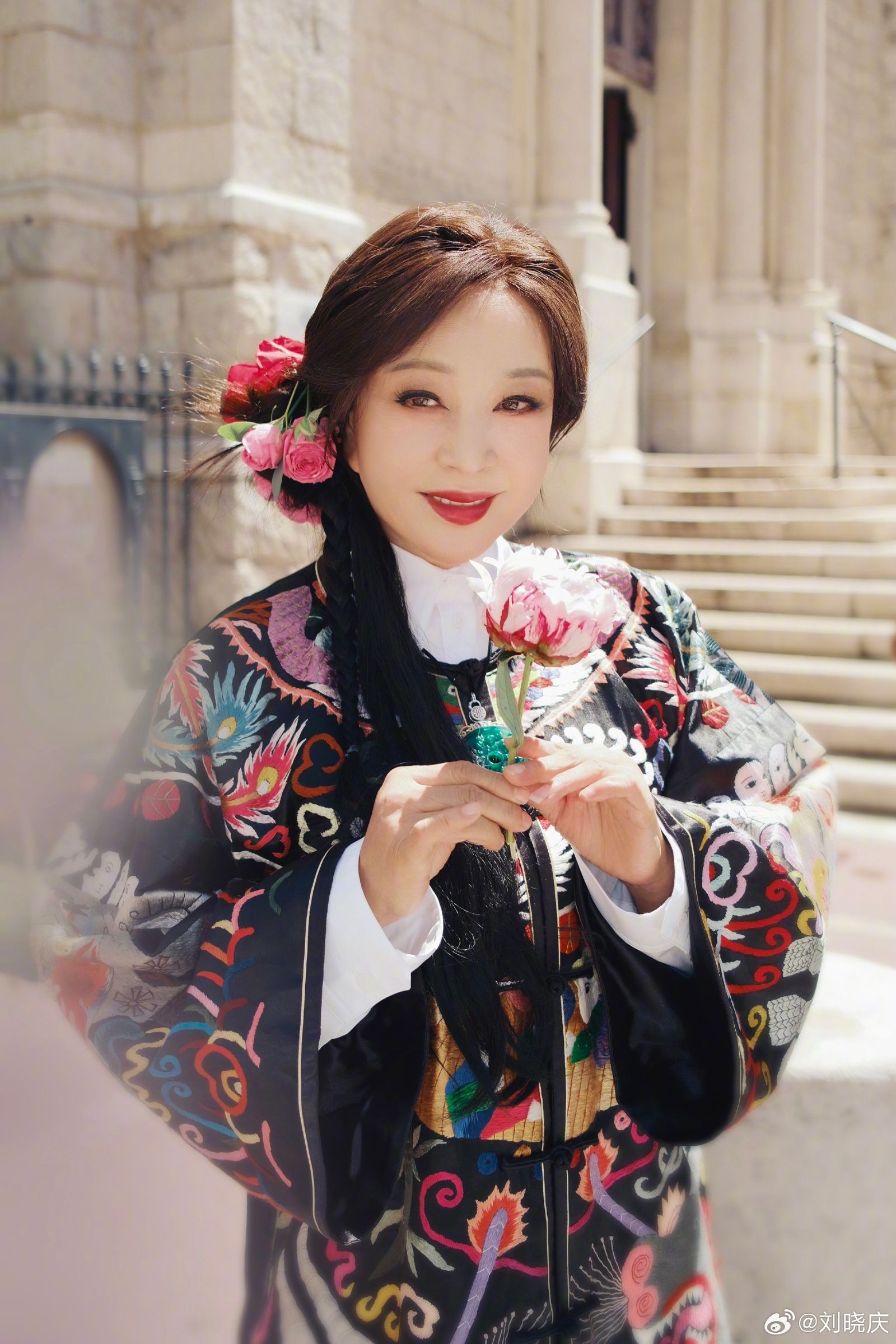 75歲的劉曉慶因和富商老公的性生活減少,感情大為降溫。(翻攝自劉曉慶微博)