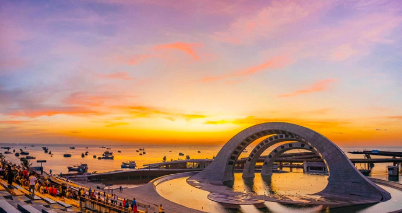 年代旅遊和越南地接社爆發付款糾紛，導致數百名台灣旅客一度被丟包富國島。（翻攝年代旅遊官網）