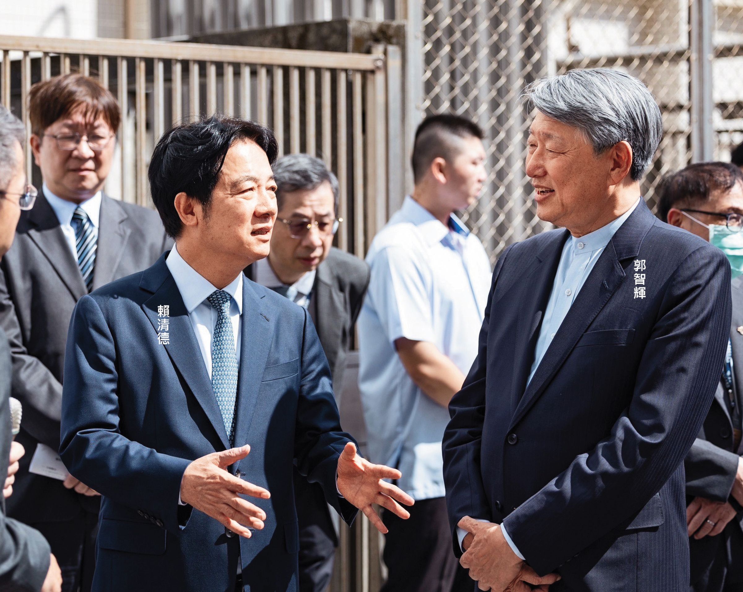 郭智輝隨賴清德政府上任後風波不斷,一再爆出失言等爭議。圖為2人去年10月參訪林口長庚畫面。(總統府提供)
