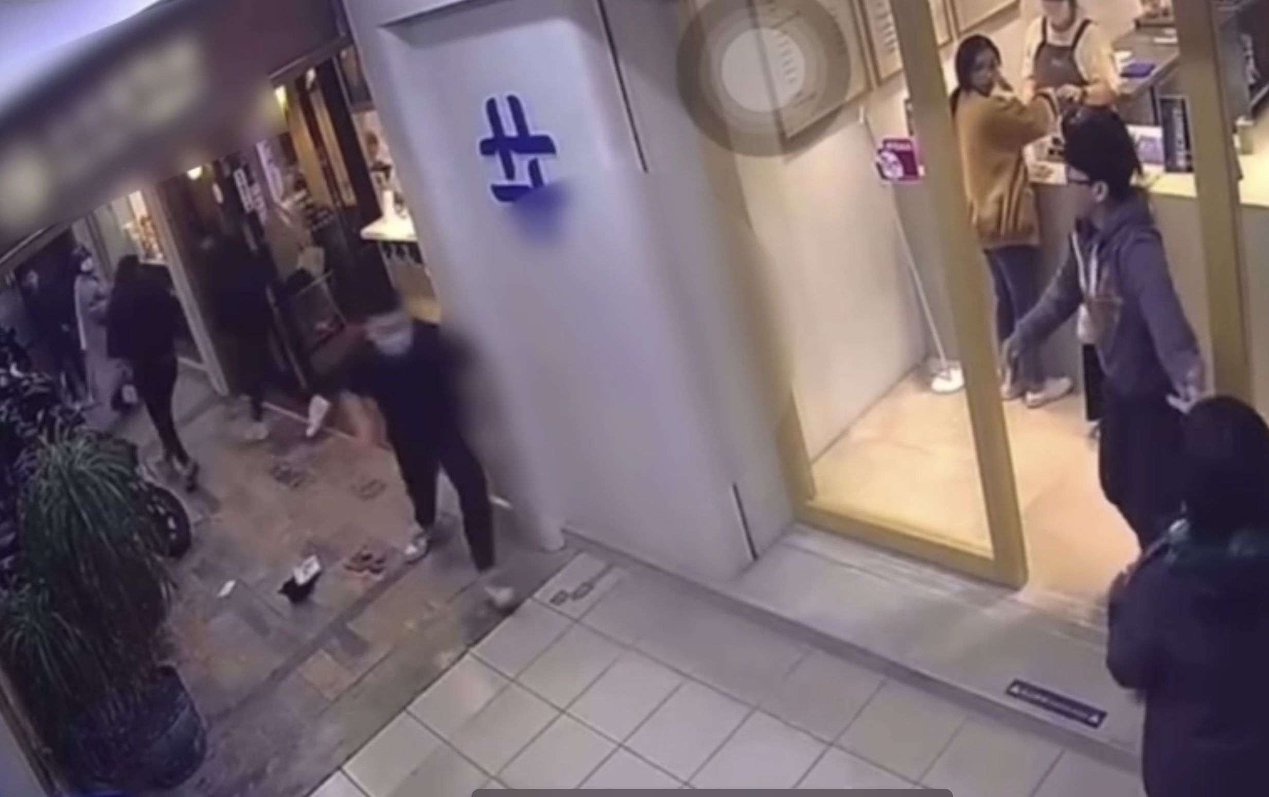 宜蘭市中山路某鬆餅店昨日發生砍人事件。（翻攝記者爆料網）