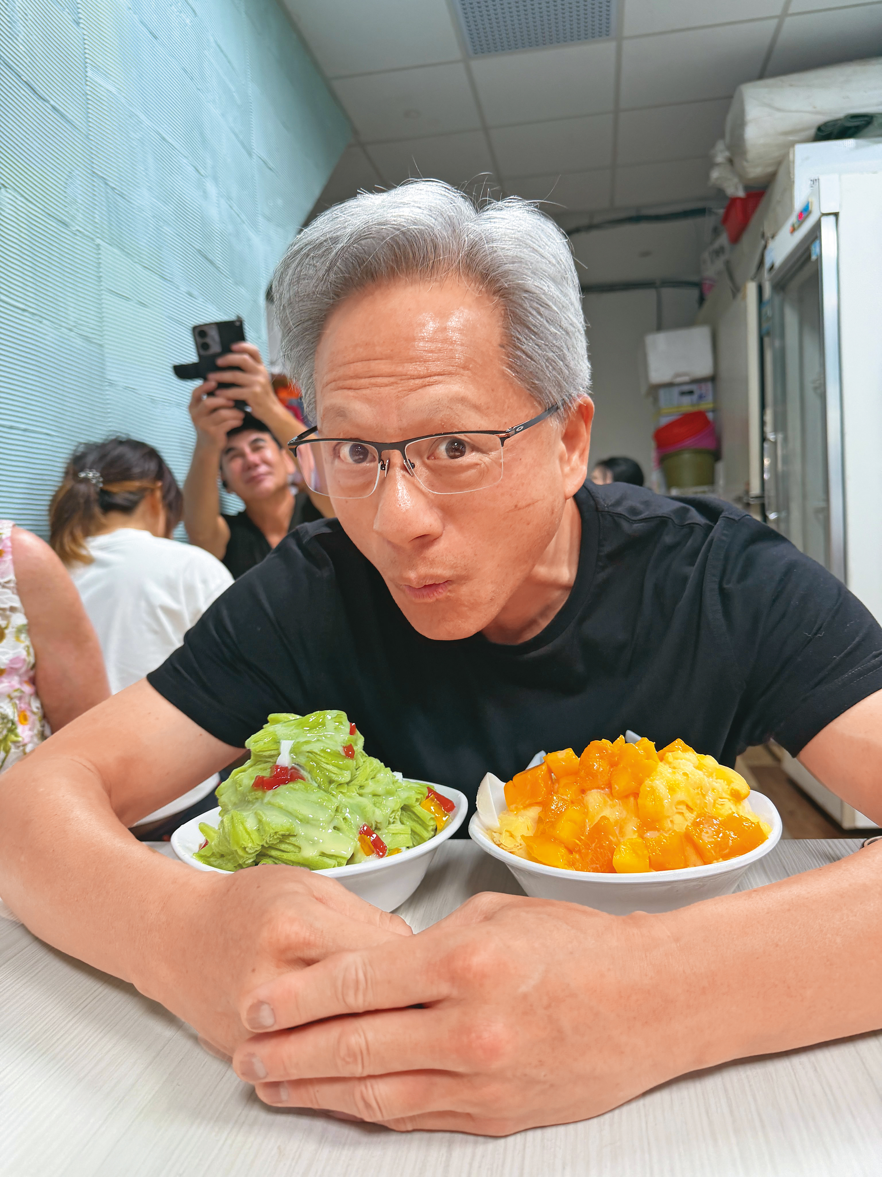 黃仁勳展現吃貨本性，護食不分貴賤，這冰我誰也不讓！（翻攝自X/NVIDIA）