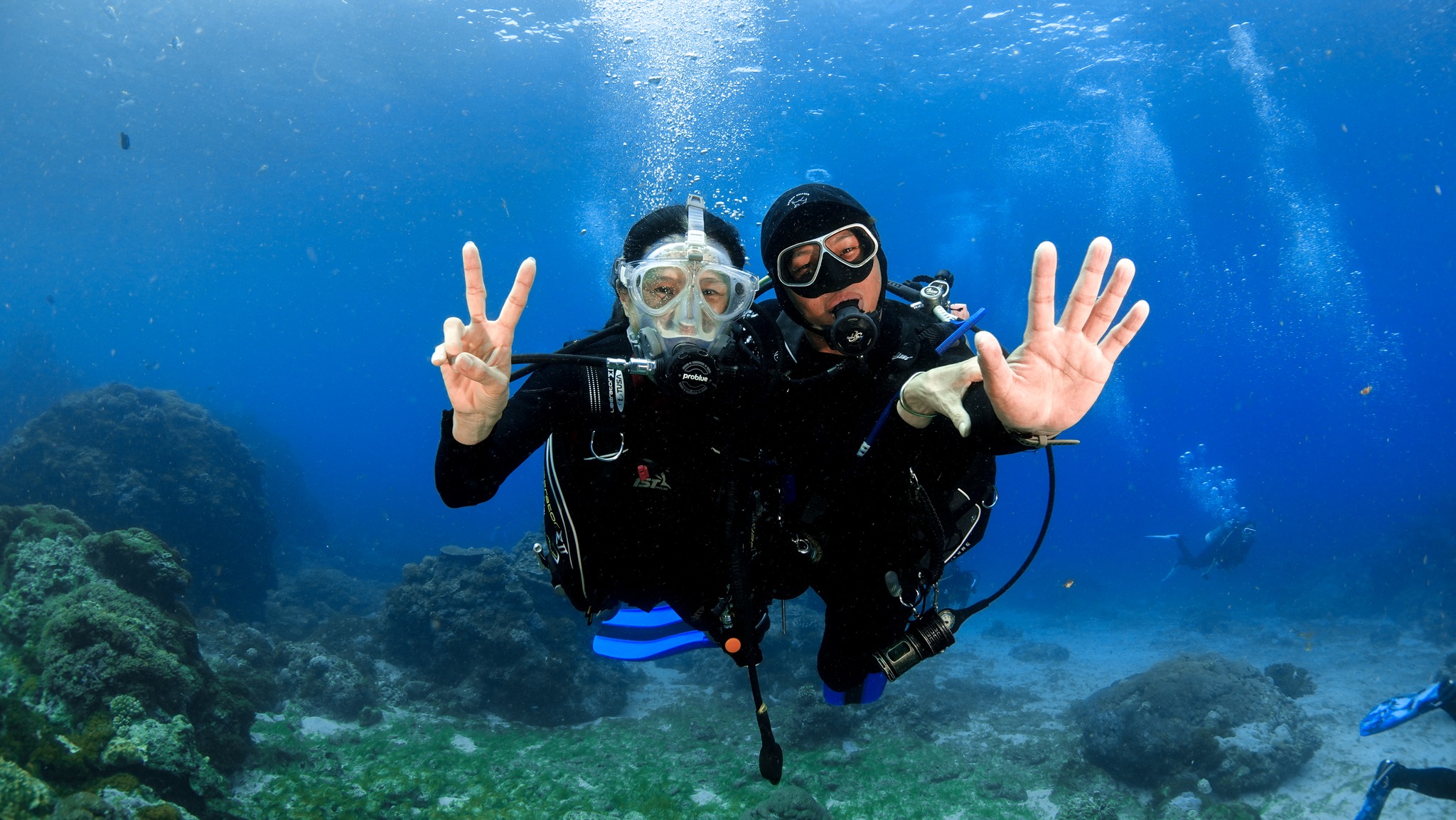 綠島公館國小在絕美海底舉辦一生難忘的畢業典禮。（翻攝自臺東縣綠島鄉公館國民小學）