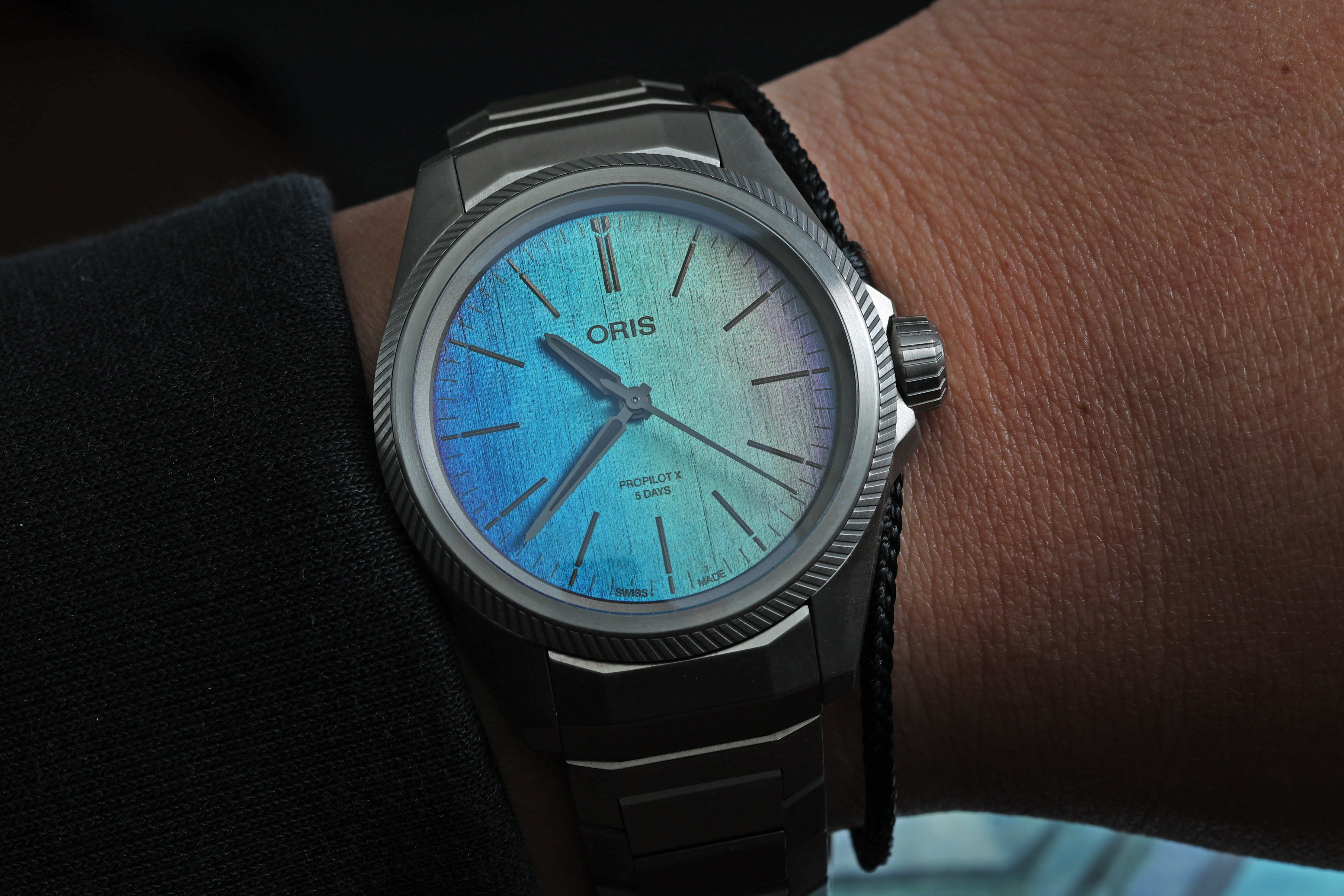 ORIS去年發表的ProPilot X Calibre 400 雷射腕錶，運用三項雷射技術，面盤上有著絢爛的虹彩效果。