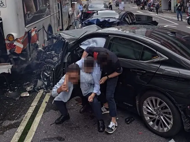 78歲無照董事長月前撞上6車、釀8人受傷。如今有7人提告，他首度出面聲明卻引爆爭議。（翻攝畫面）