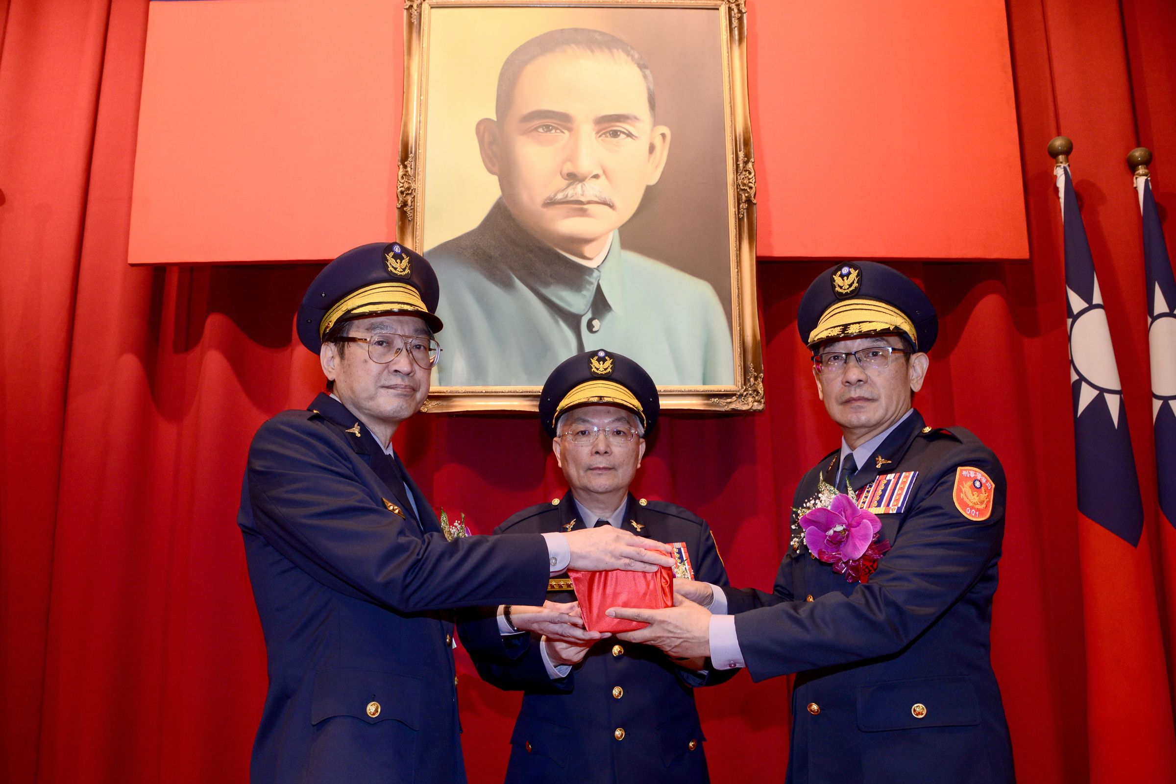 邱紹洲升任刑事警察局長,張榮興對他寄望甚深。(刑事警察局提供)