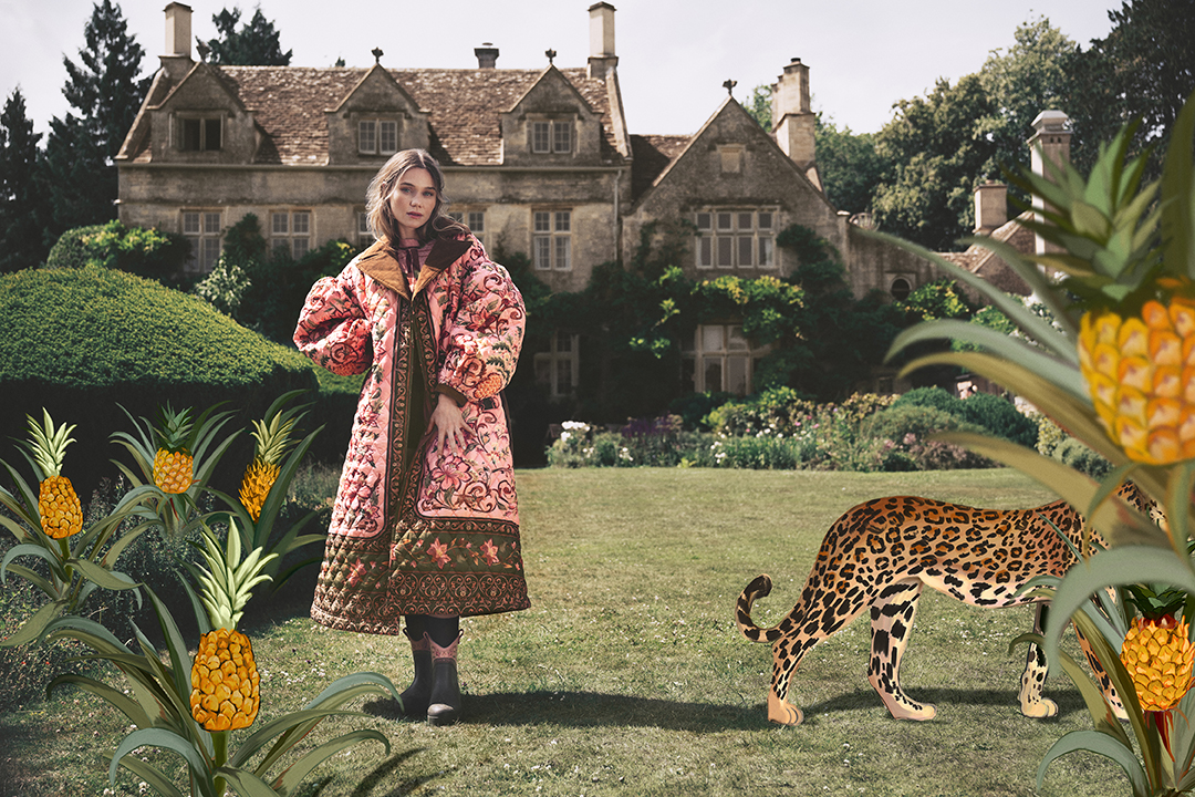 Barbour x FARM Rio聯名系列是兩大品牌的首度合作，並邀來英國模特兒兼演員Imogen Waterhouse演繹。絎縫長版外套NT$23,000（台灣八木通商提供）