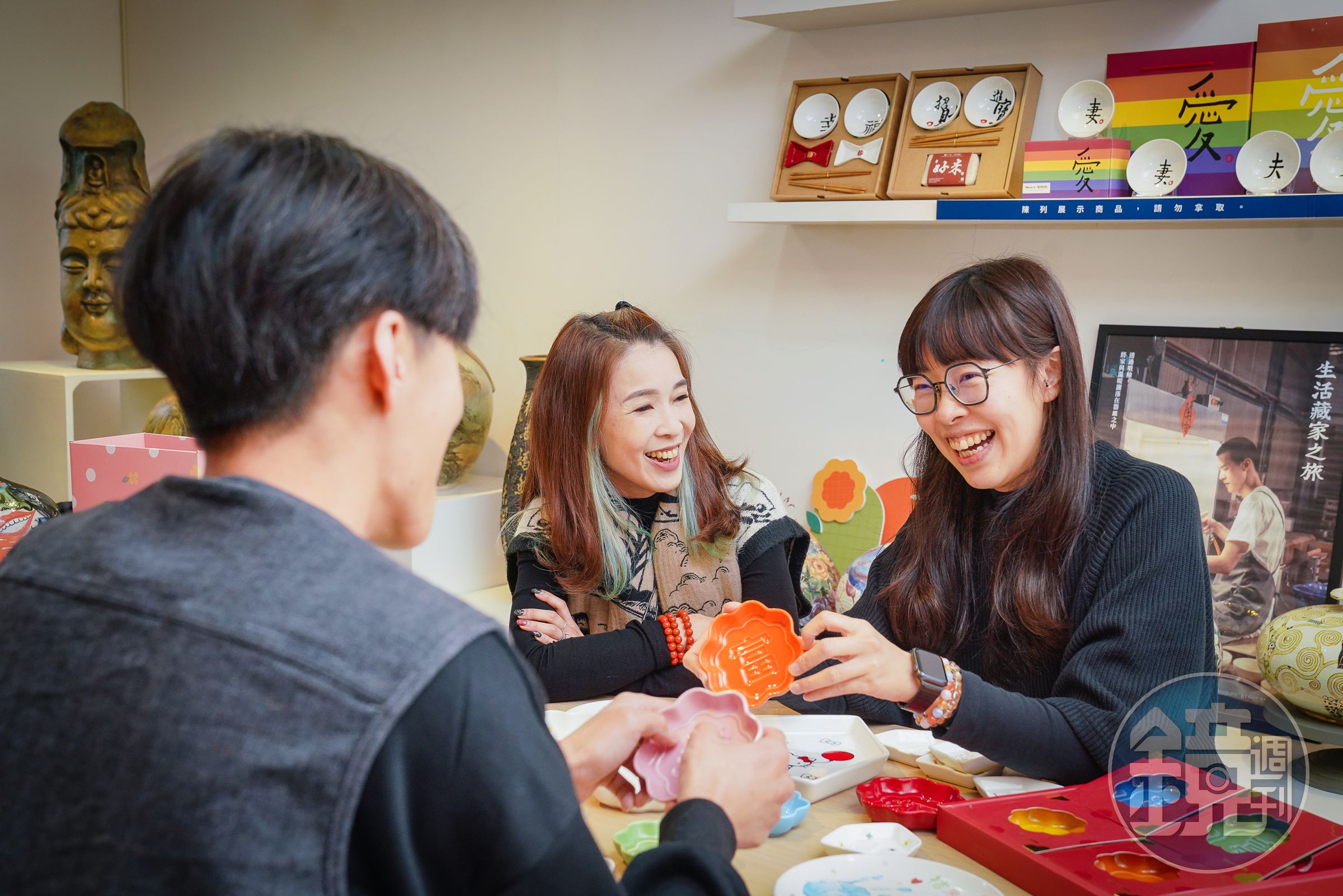 毛選媛(右)與姐姐毛潔軒(左)將領養代替購買及不棄養的觀念做進商品裡。