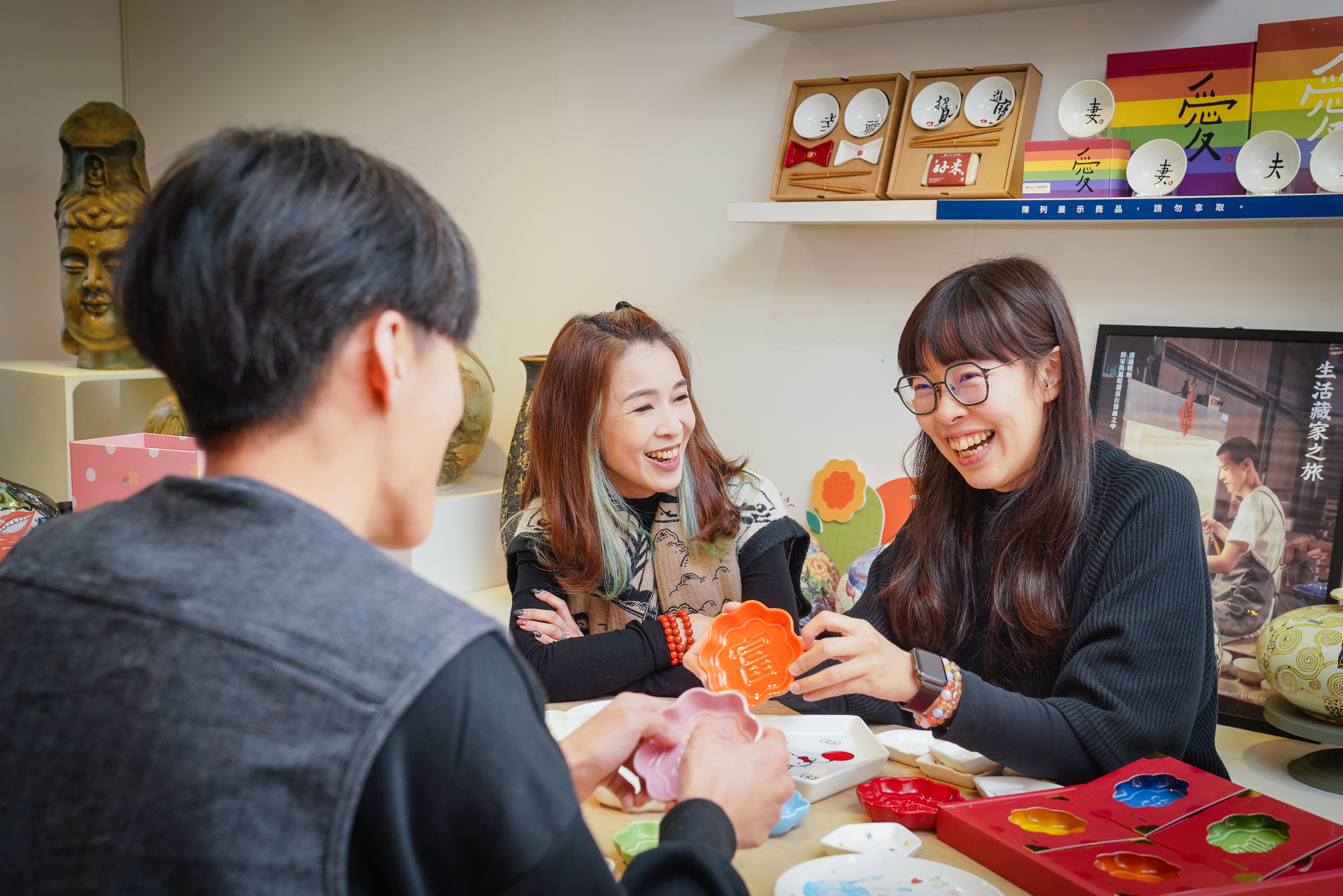 毛選媛（右）與姐姐毛潔軒（左）將領養代替購買及不棄養的觀念做進商品裡。