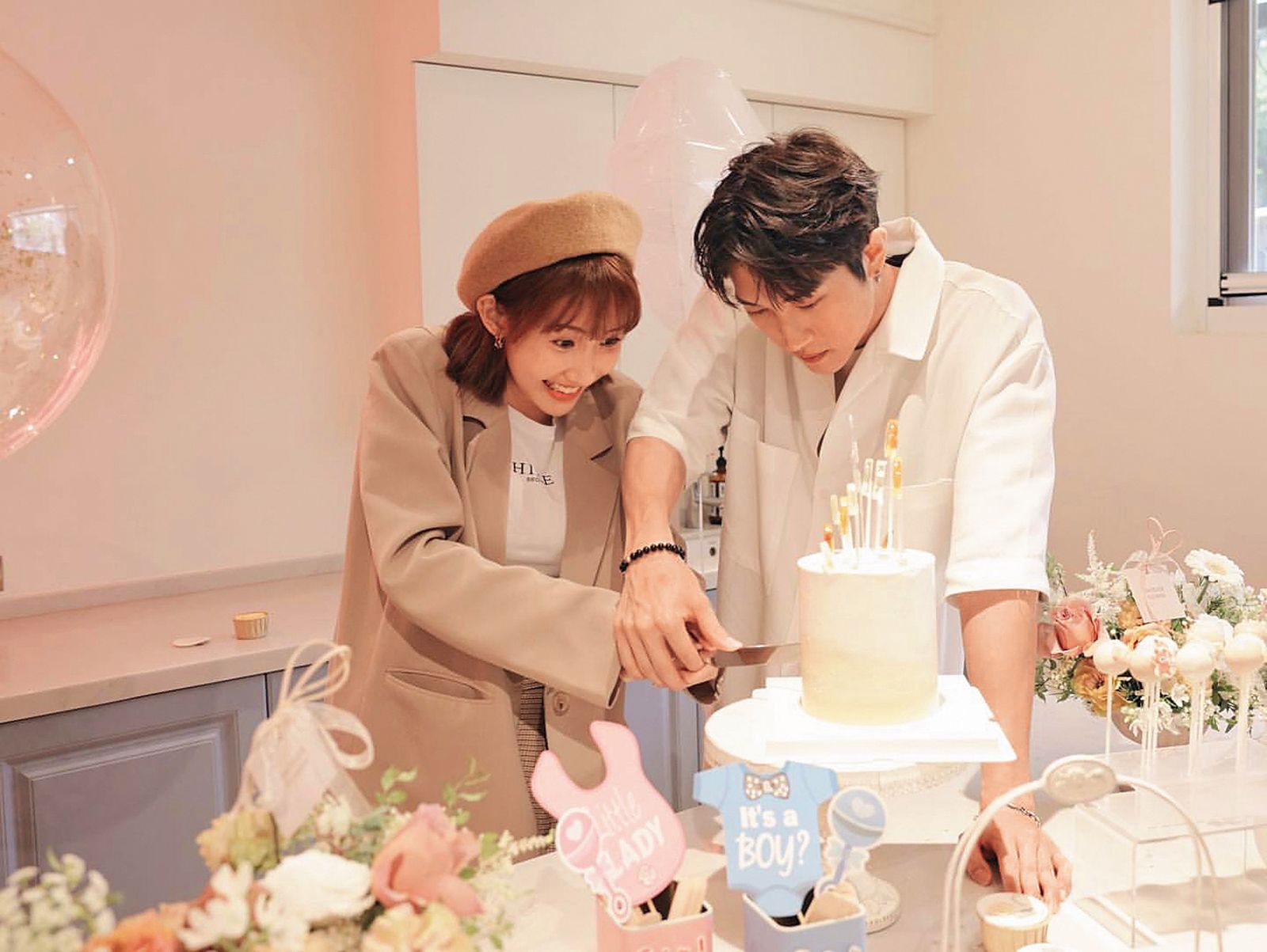 粿粿（左）懷孕後，和范姜（右）兩人還曾甜蜜舉辦性別趴。（翻攝自粿粿IG）