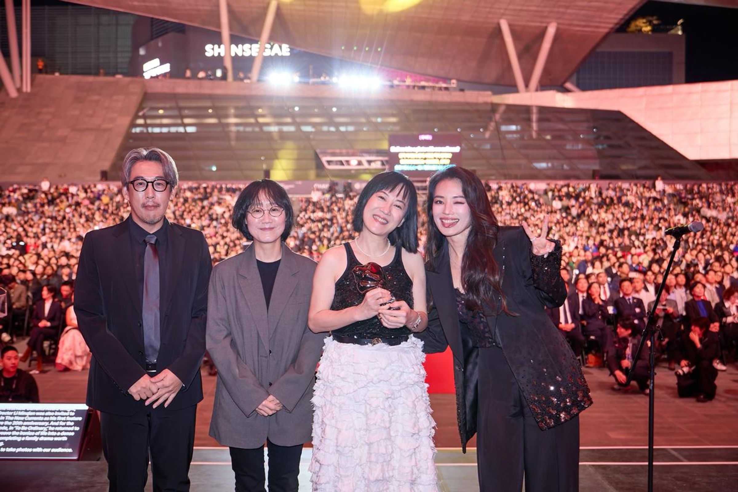釜山影展連續2年把最佳導演獎頒給台灣導演,分別為去年的舒淇(右1)與今年的李芸嬋(右2)。(BIFF提供)